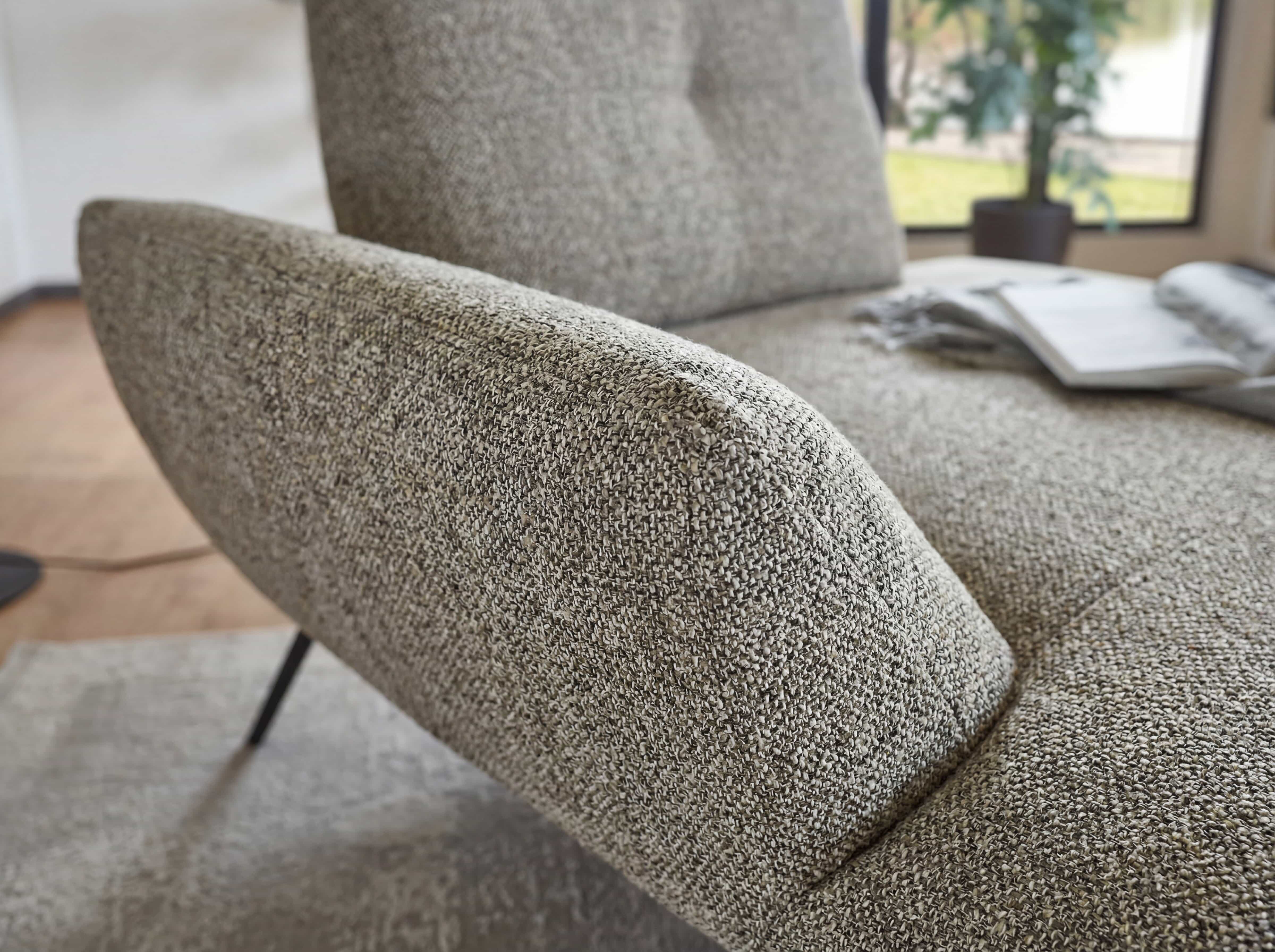 Ecksofa mit grobem Stoffbezug in Beige-Grau, markante Armlehne und gepolsterte Rückenlehne