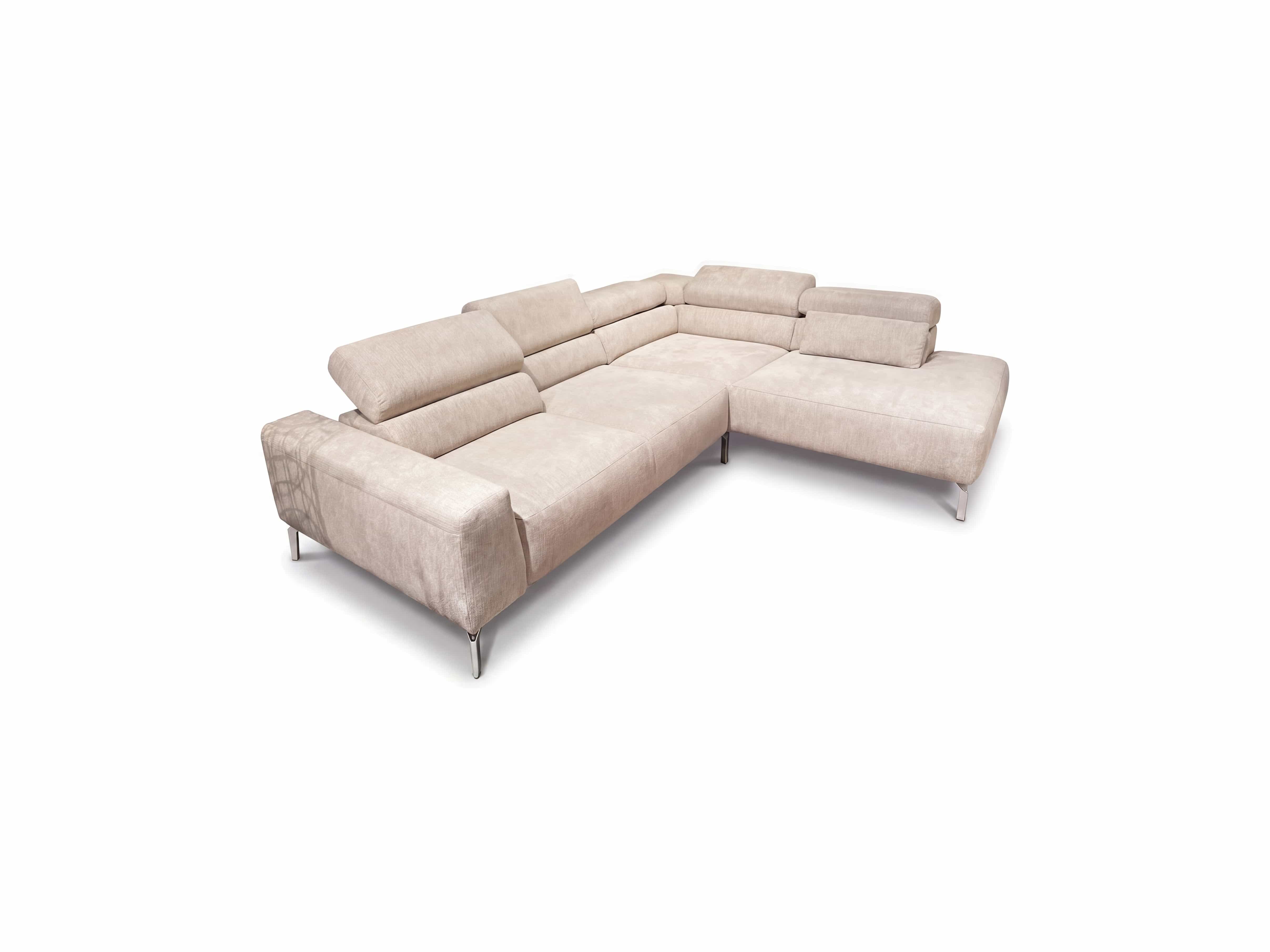 Ecksofa mit beigem Stoffbezug, verstellbaren Kopfstützen, Armlehne links und Metallfüßen