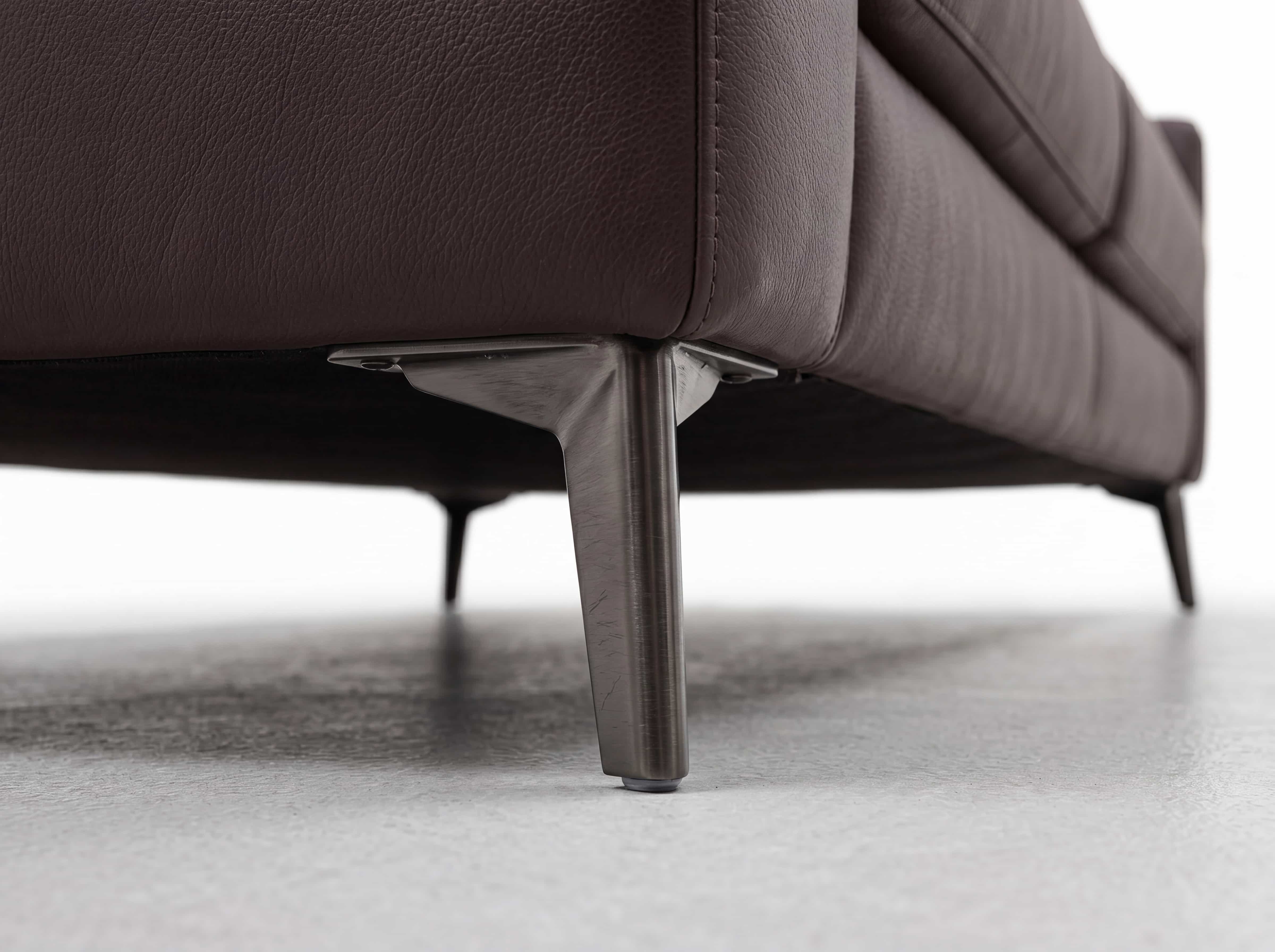 Ecksofa Kabs Polsterwelt mit braunem Lederbezug und Metallfuß, Detailansicht der Seitenkante