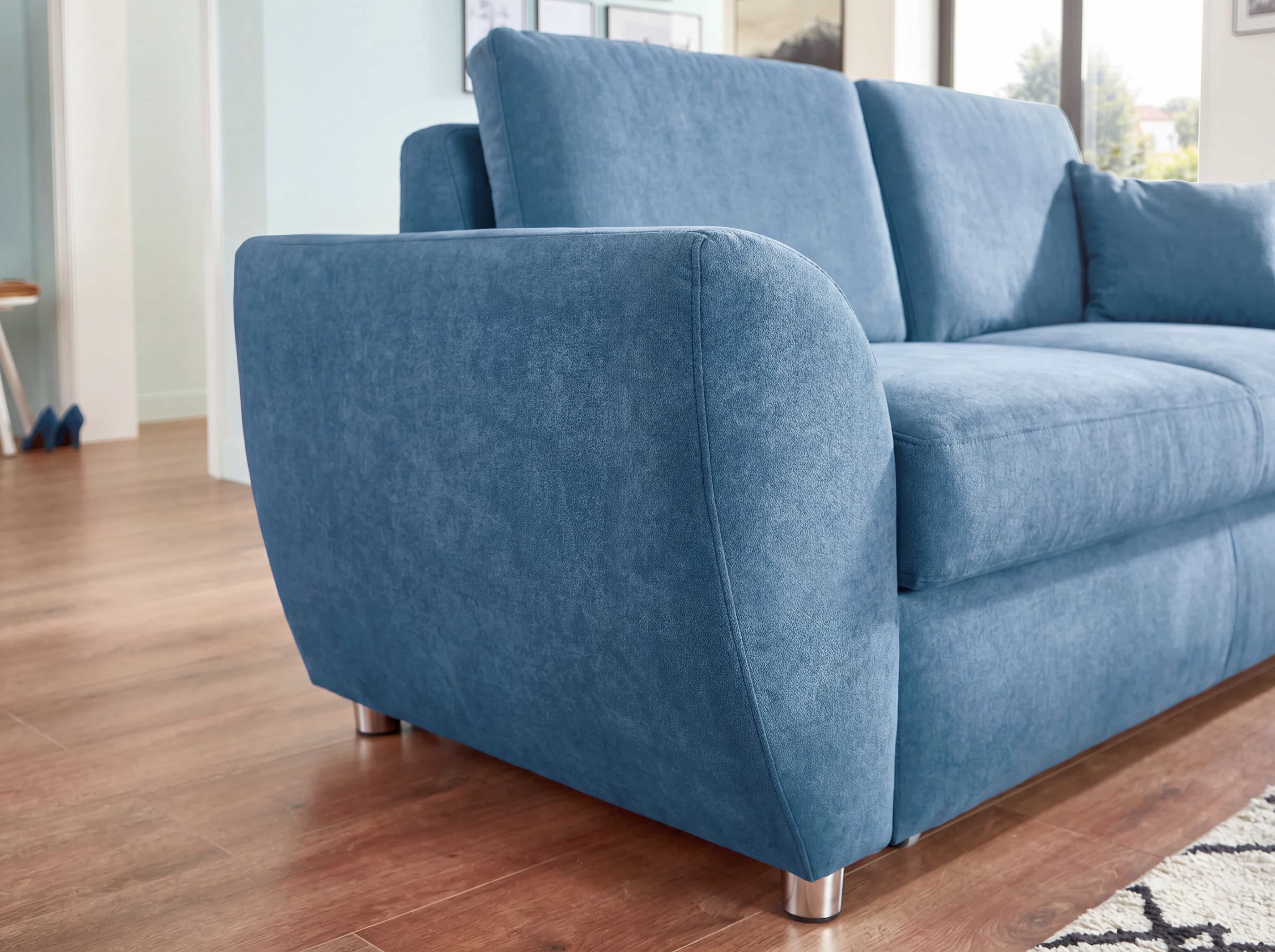 2-Sitzer Sofa Kabs mit blauem Stoffbezug, gepolsterter Rückenlehne, breiten Armlehnen und Metallfüßen