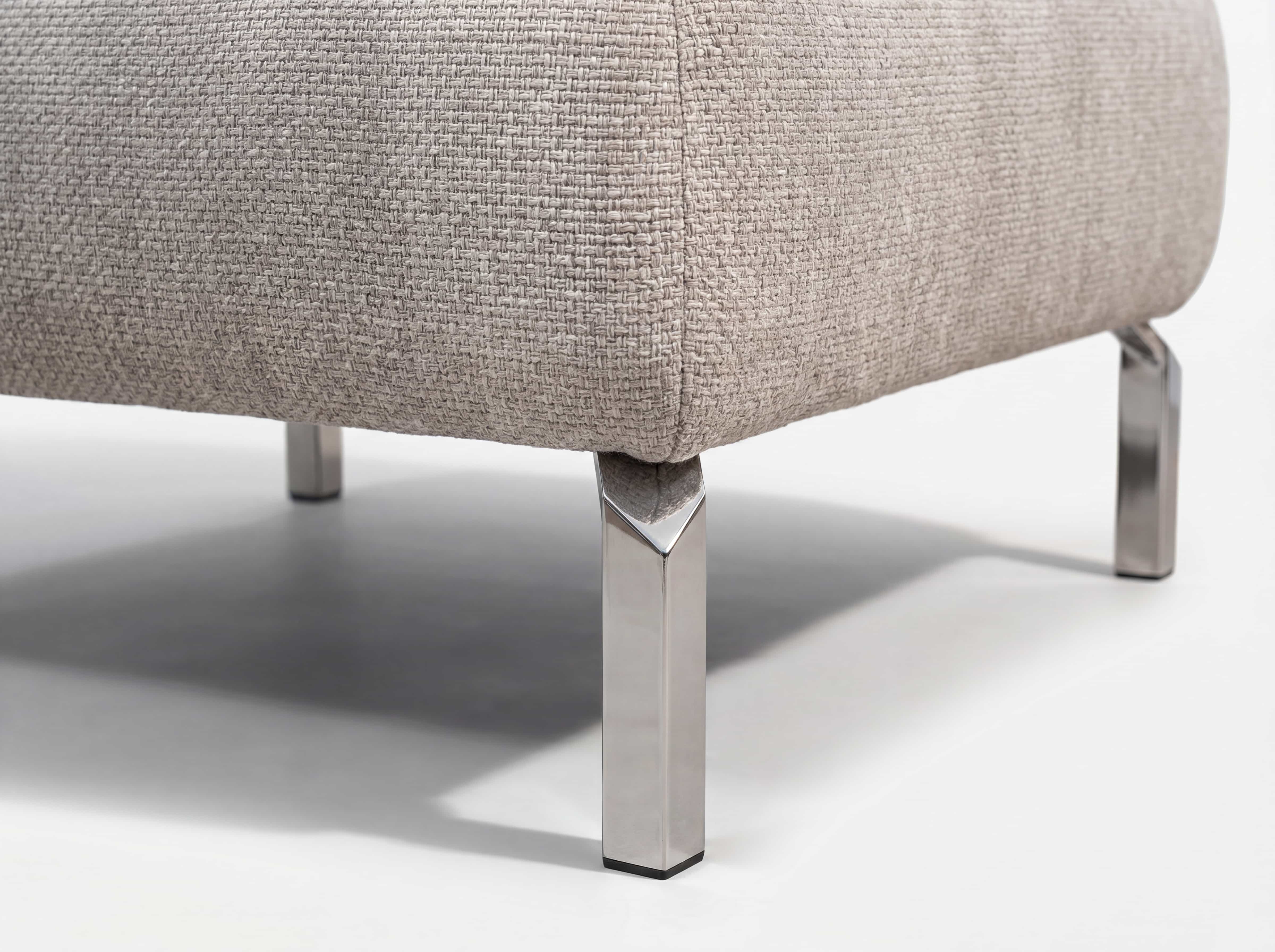 Sofa Kabs Polsterwelt, beigefarbener Stoffbezug, eckige verchromte Metallfüße, Nahaufnahme