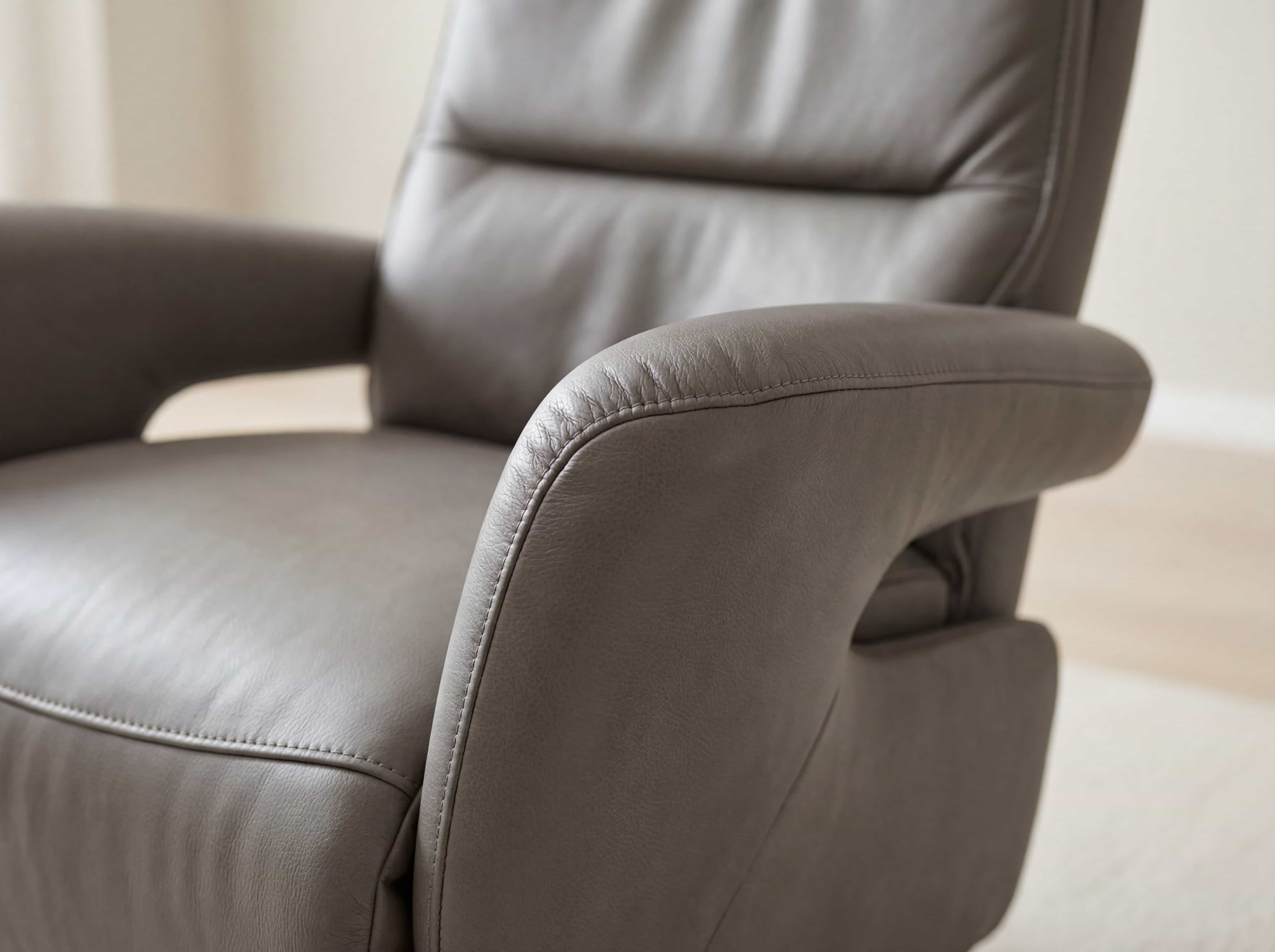 Relaxsessel Pontey – Detailansicht mit grauem Bezug, gepolsterten Armlehnen und Nähten