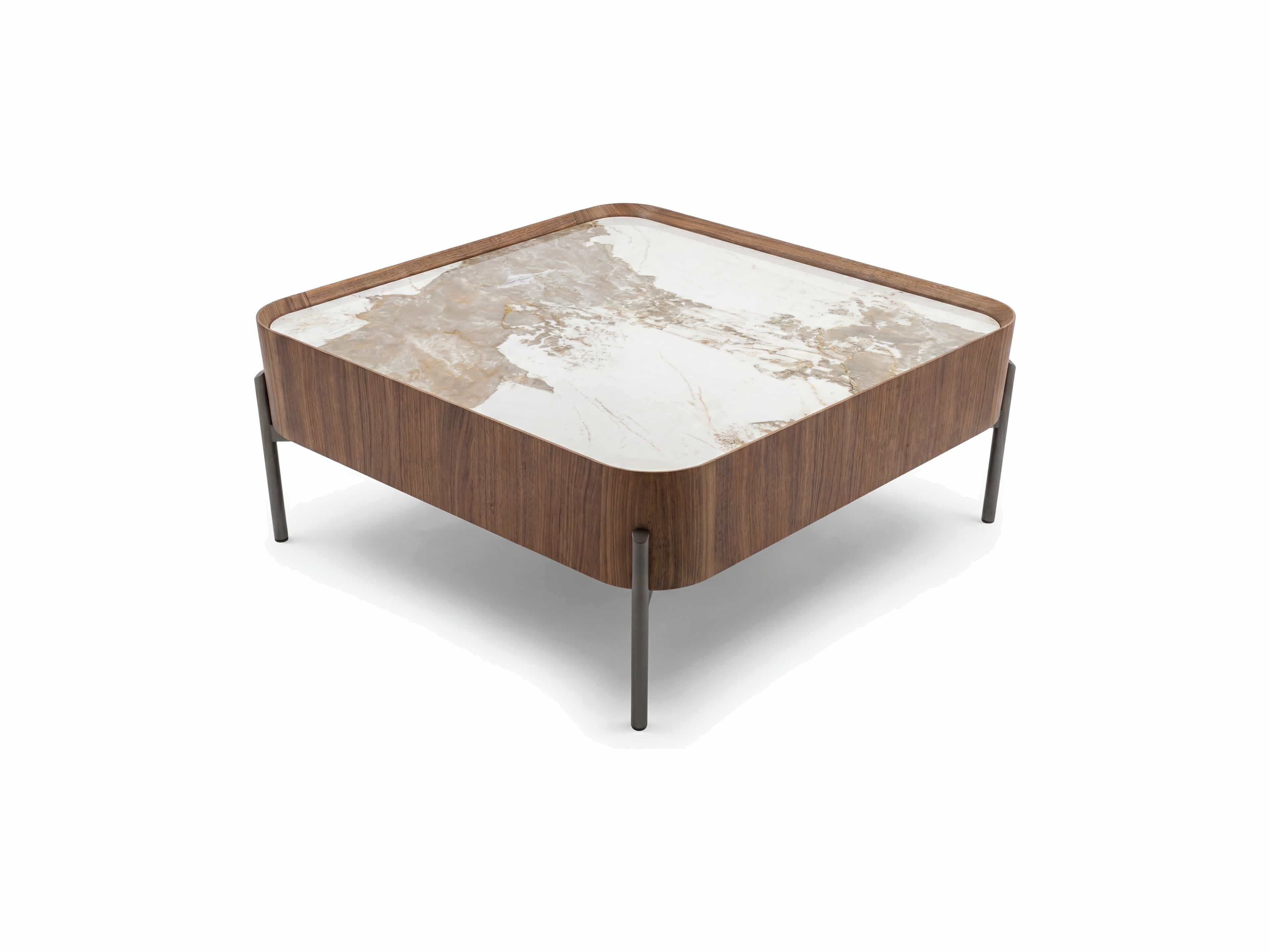 Quadratischer Couchtisch mit Marmorplatte, Holzrahmen und vier schlanken Metallbeinen
