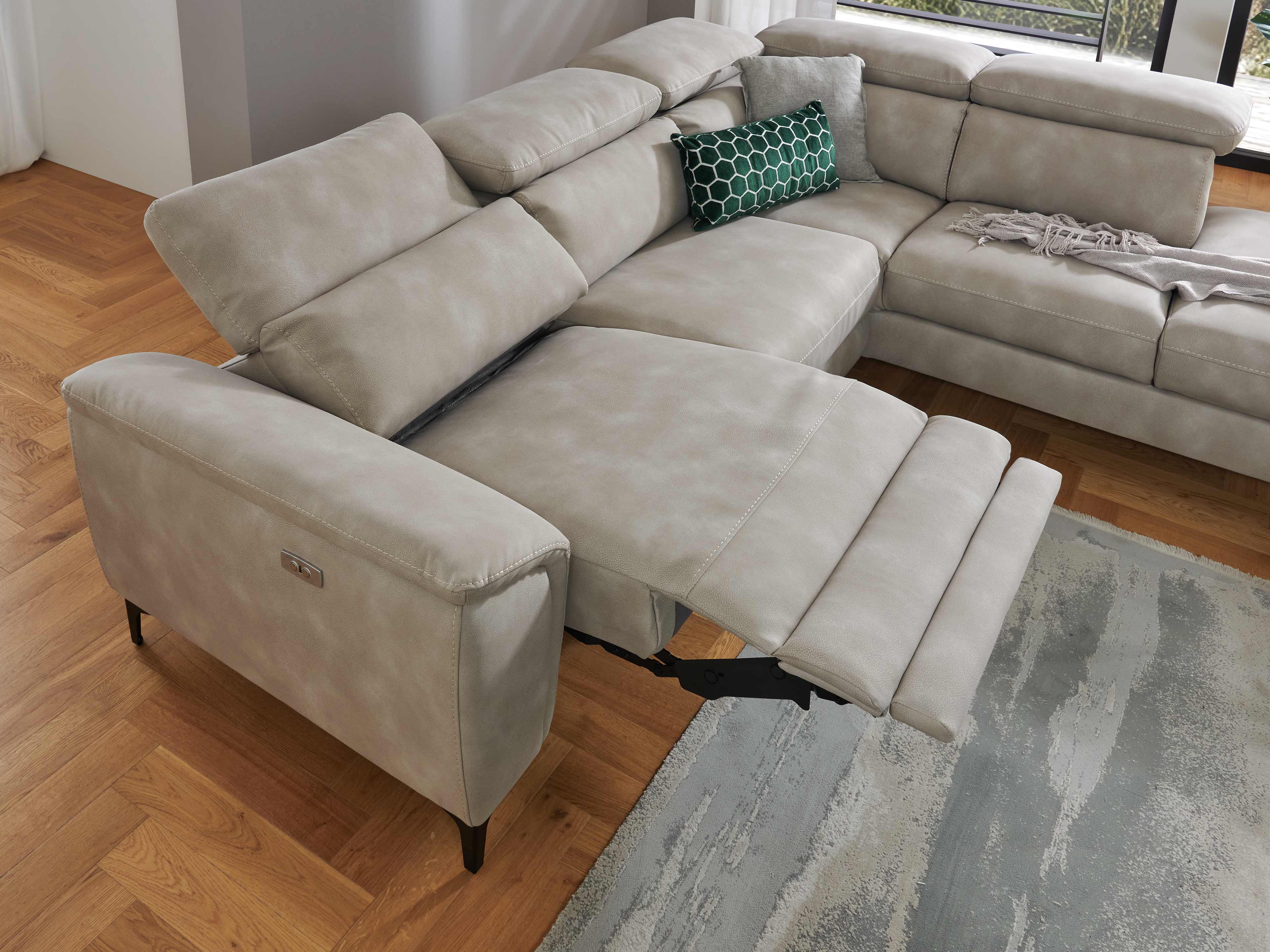 Ecksofa mit beigem Stoffbezug, verstellbarer Relaxfunktion, gepolsterter Rückenlehne und Armlehne