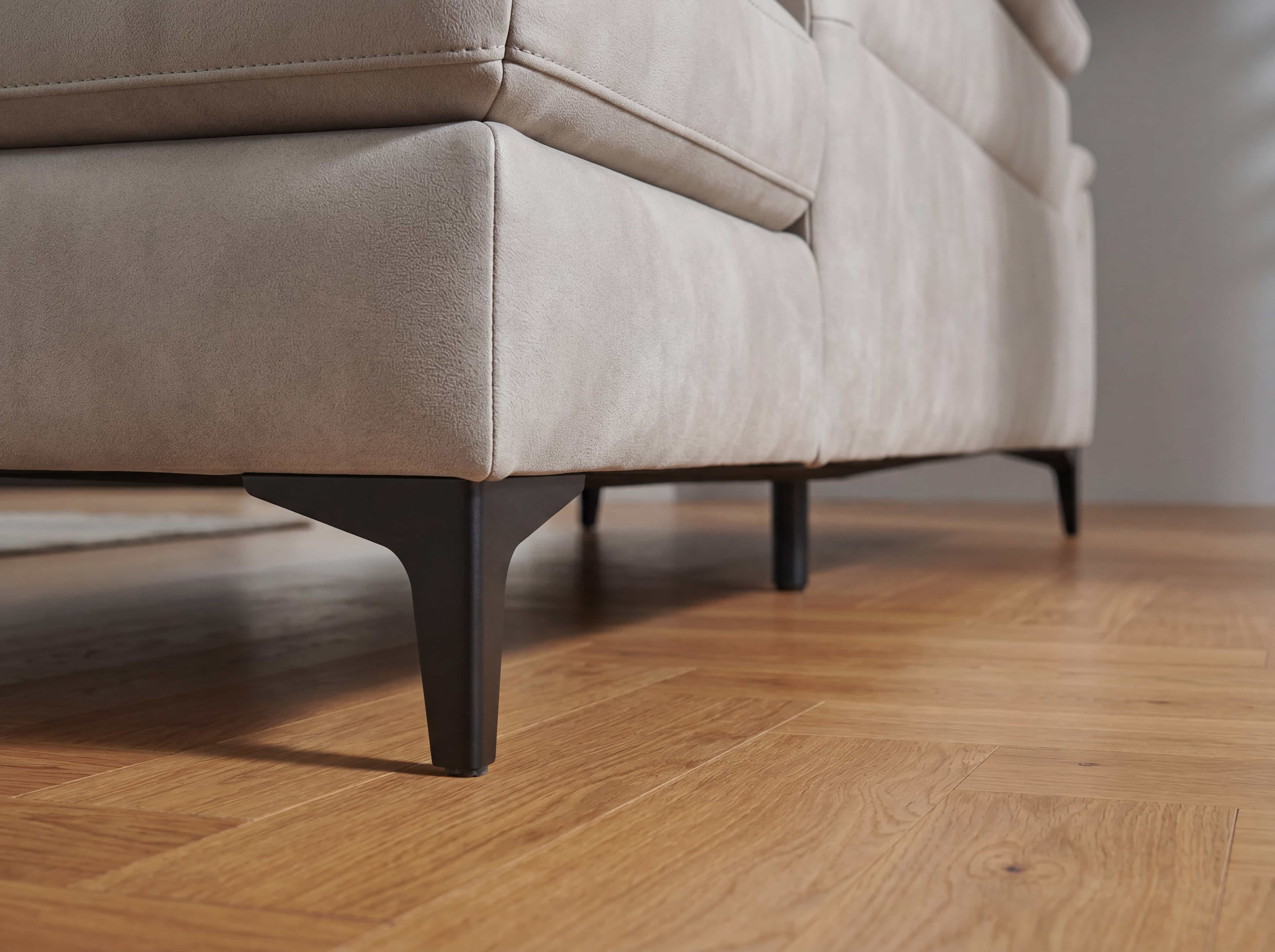 Ecksofa Kabs Polsterwelt mit beigem Stoffbezug und schwarzen Metallfüßen, Detailansicht seitlich