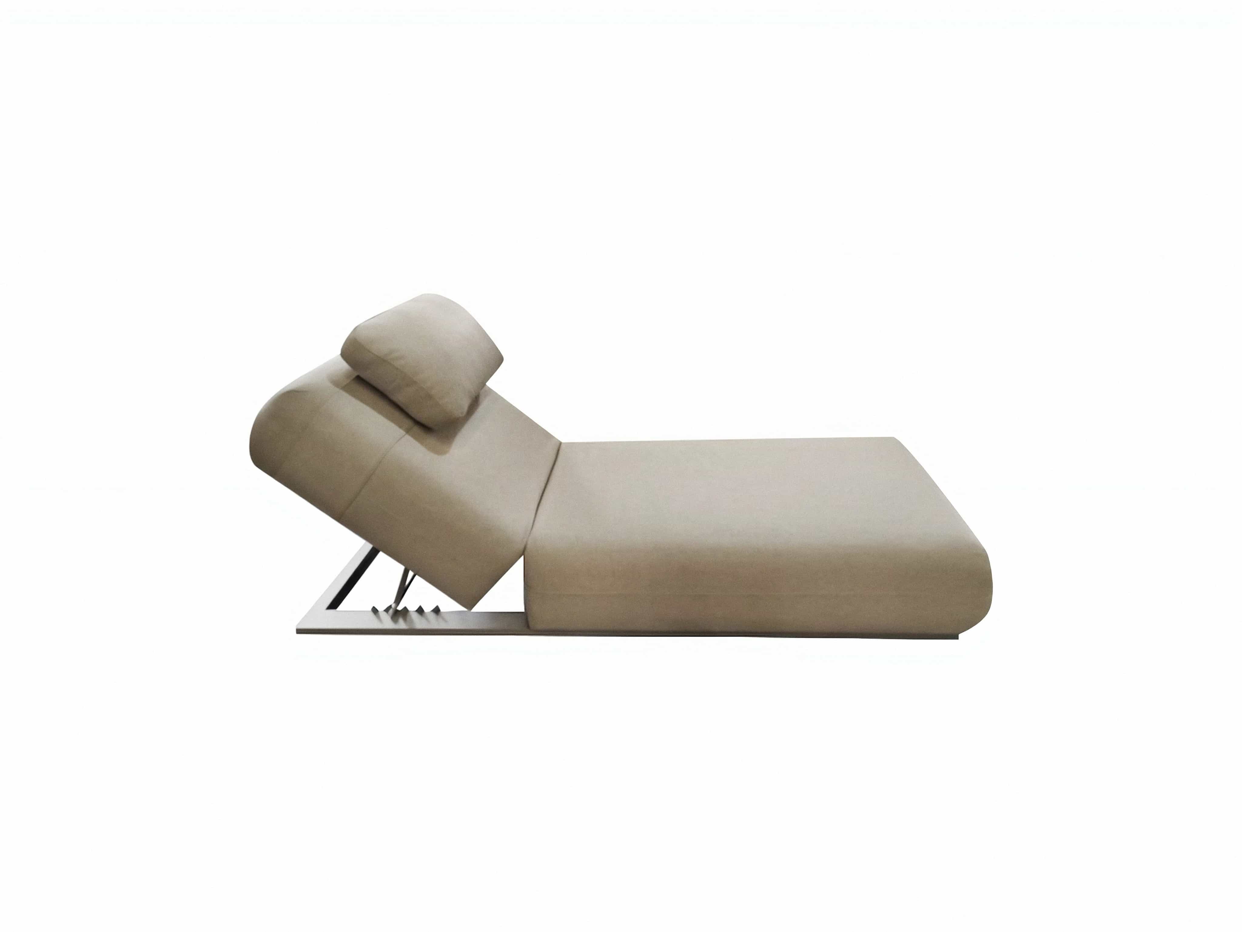 Polsterliege Relax beige mit verstellbarem Kopfteil und gepolstertem Bezug in seitlicher Ansicht