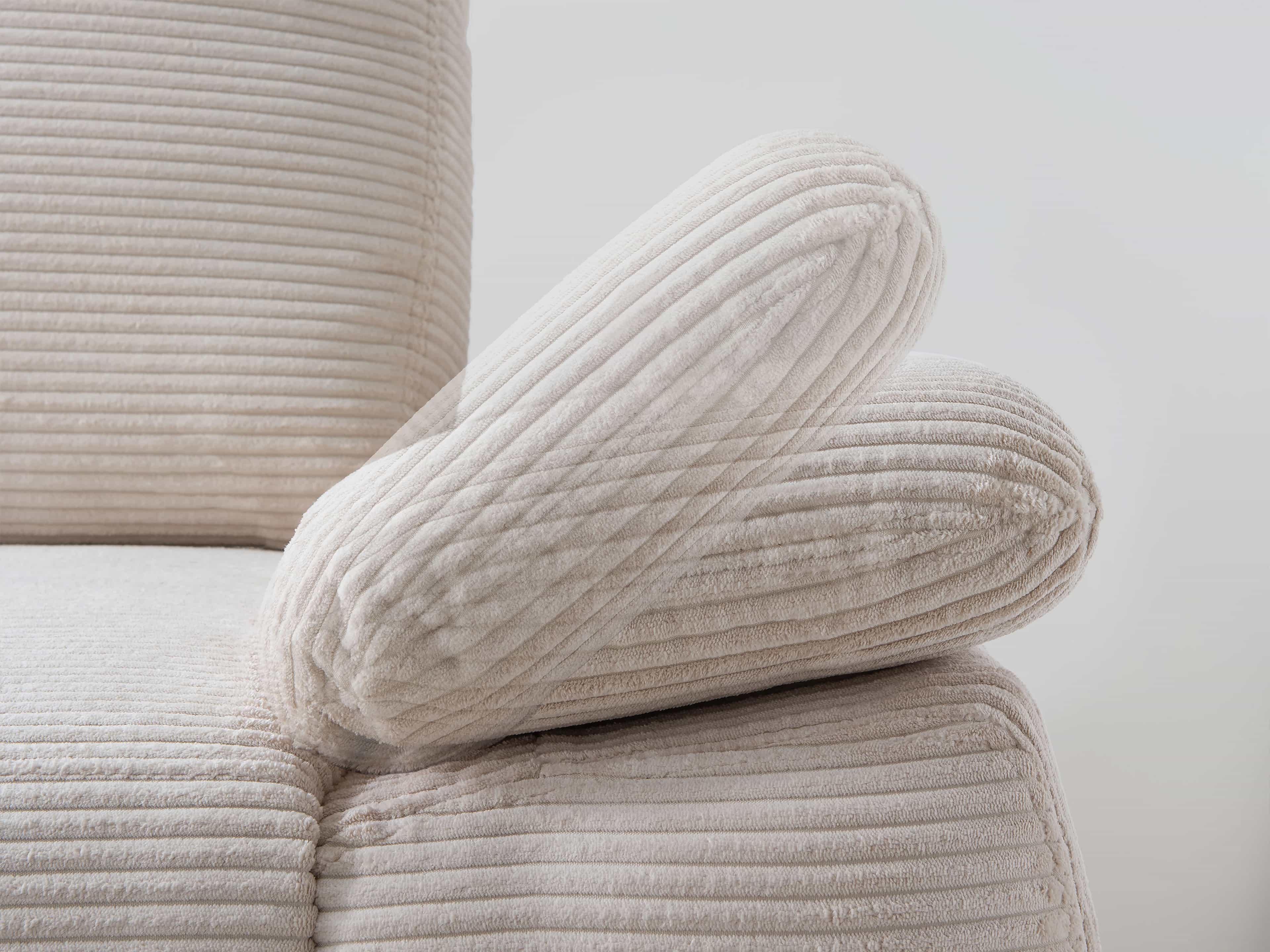 Ecksofa Kabs Polsterwelt aus beigem Cordstoff mit verstellbarer Armlehne und gerundeter Polsterung