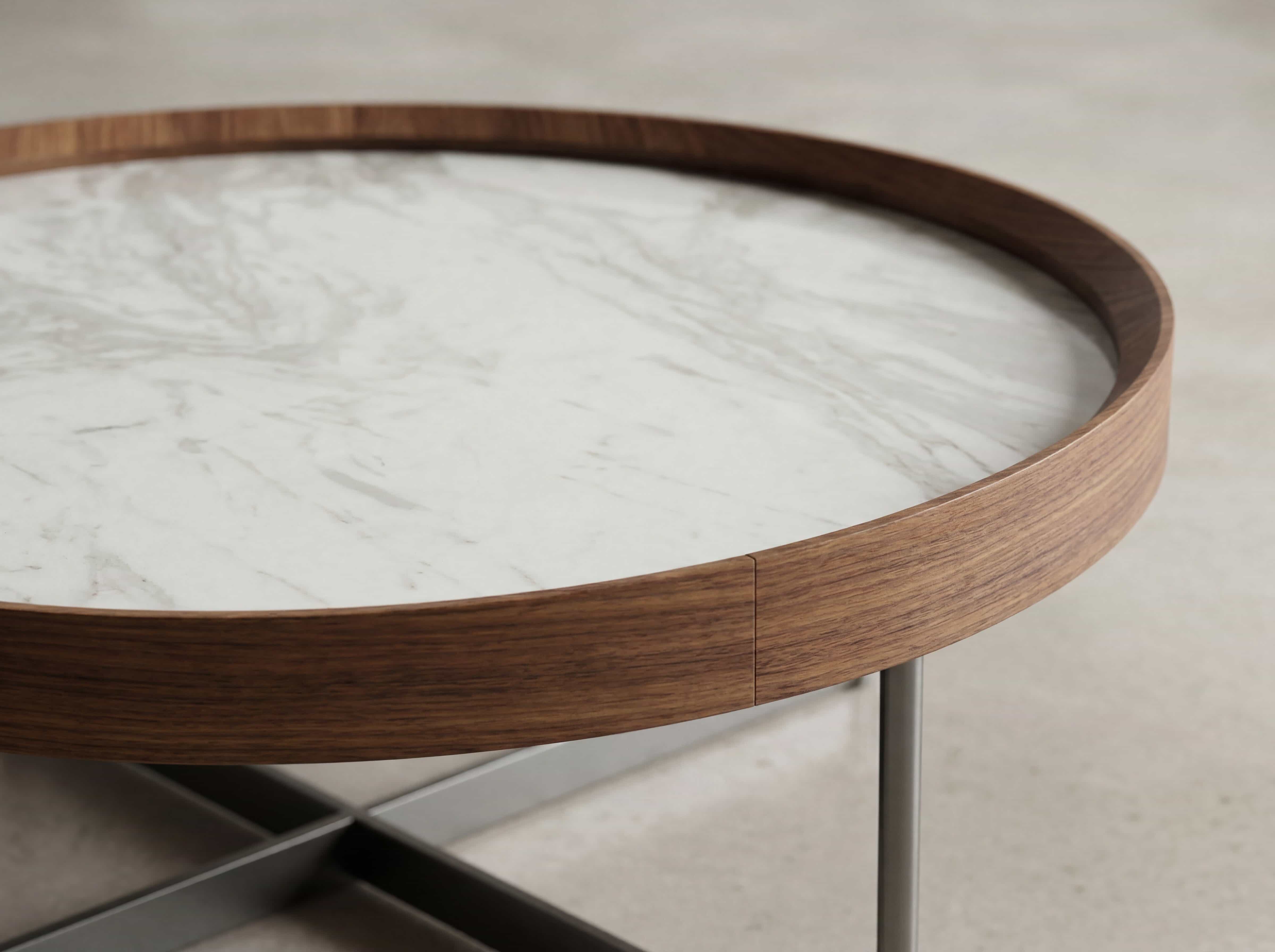 Runder Couchtisch mit heller Marmoroptik-Tischplatte, Holzrahmen und gekreuztem Metallgestell