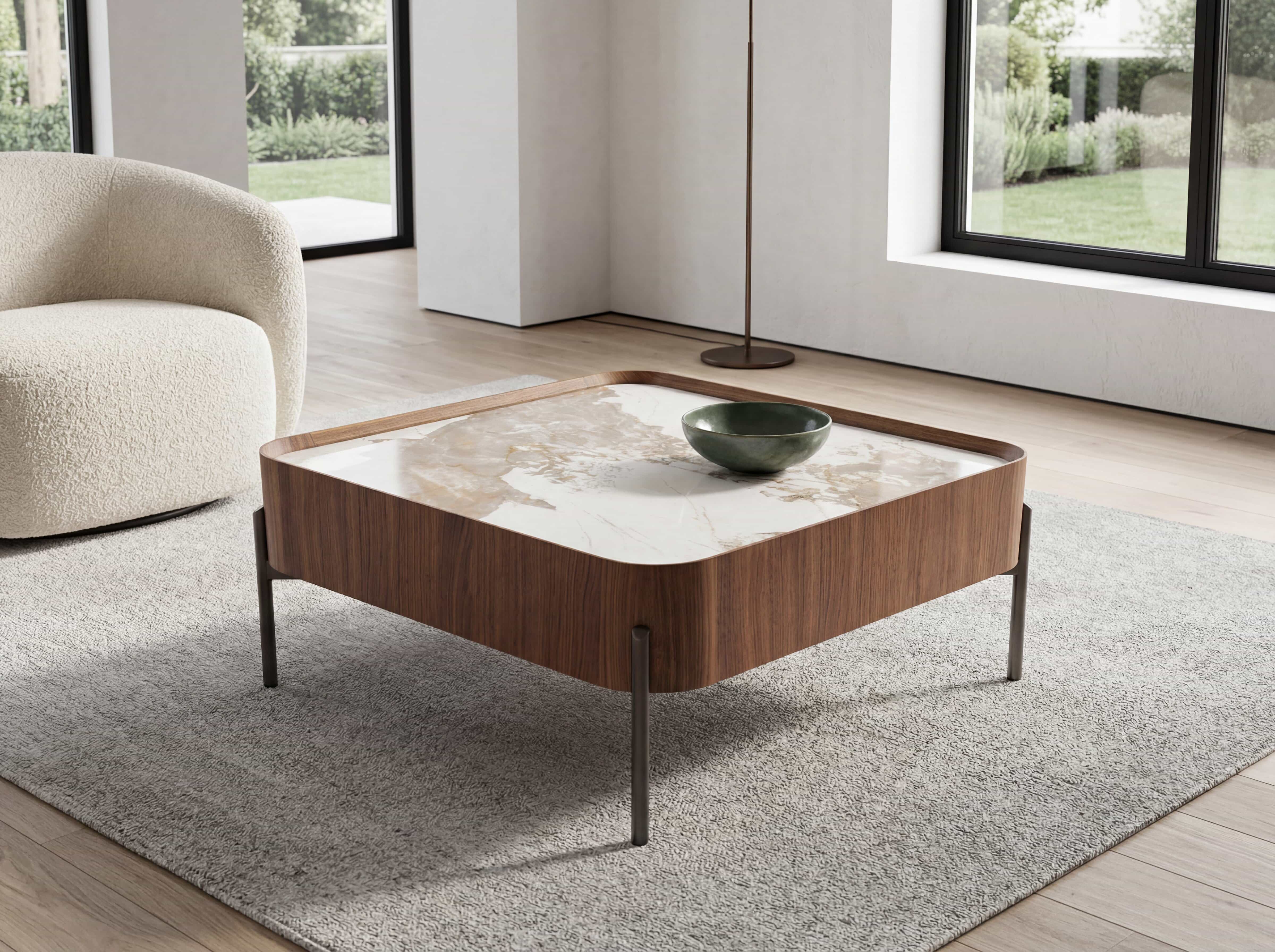 Quadratischer Couchtisch mit Marmorplatte, Holzrahmen in Nussbaumoptik und dunklen Metallbeinen.