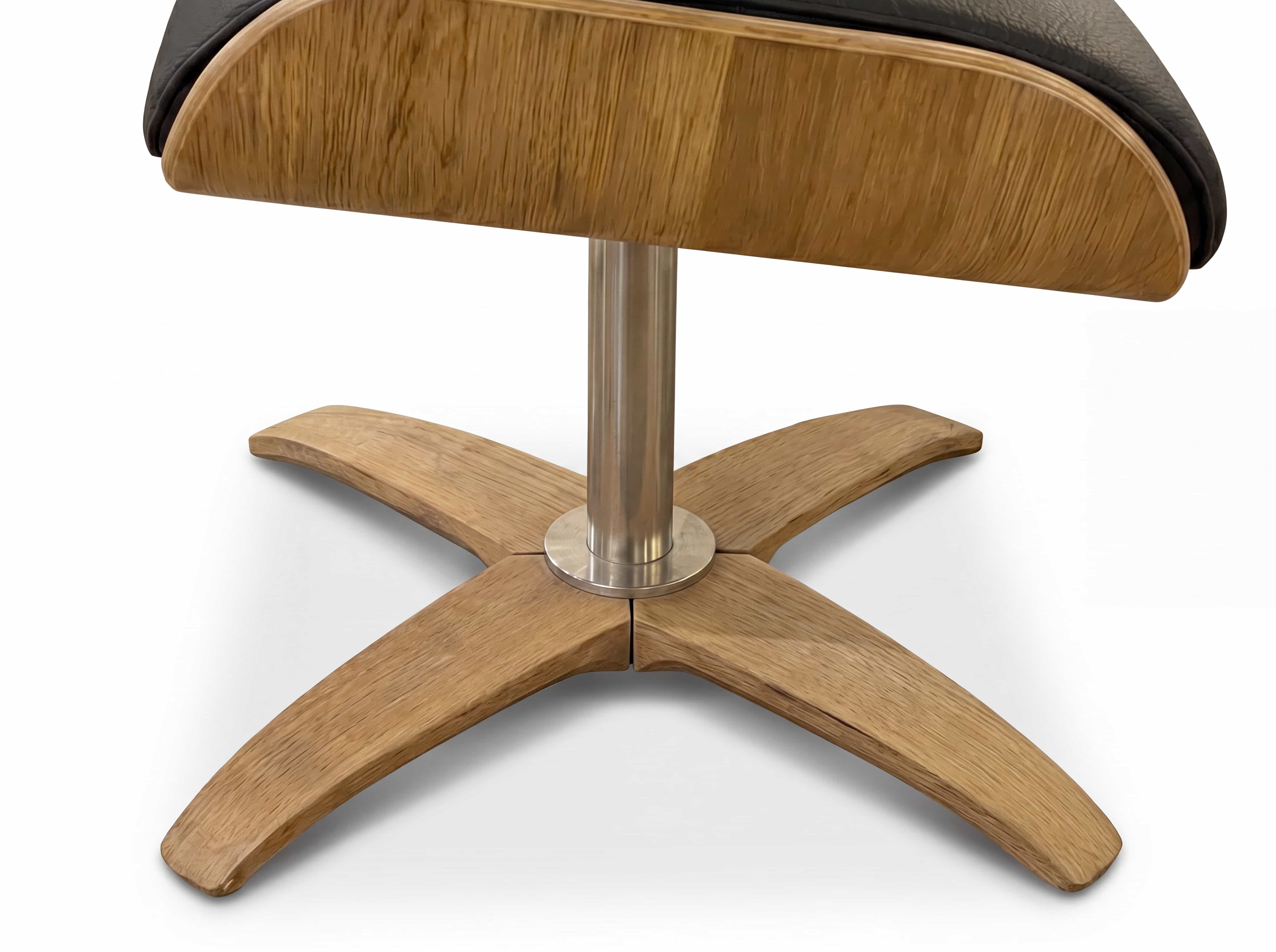 Drehstuhl mit Sitzschale aus Holz, schwarzer Polsterung und sternförmigem Holzfußgestell