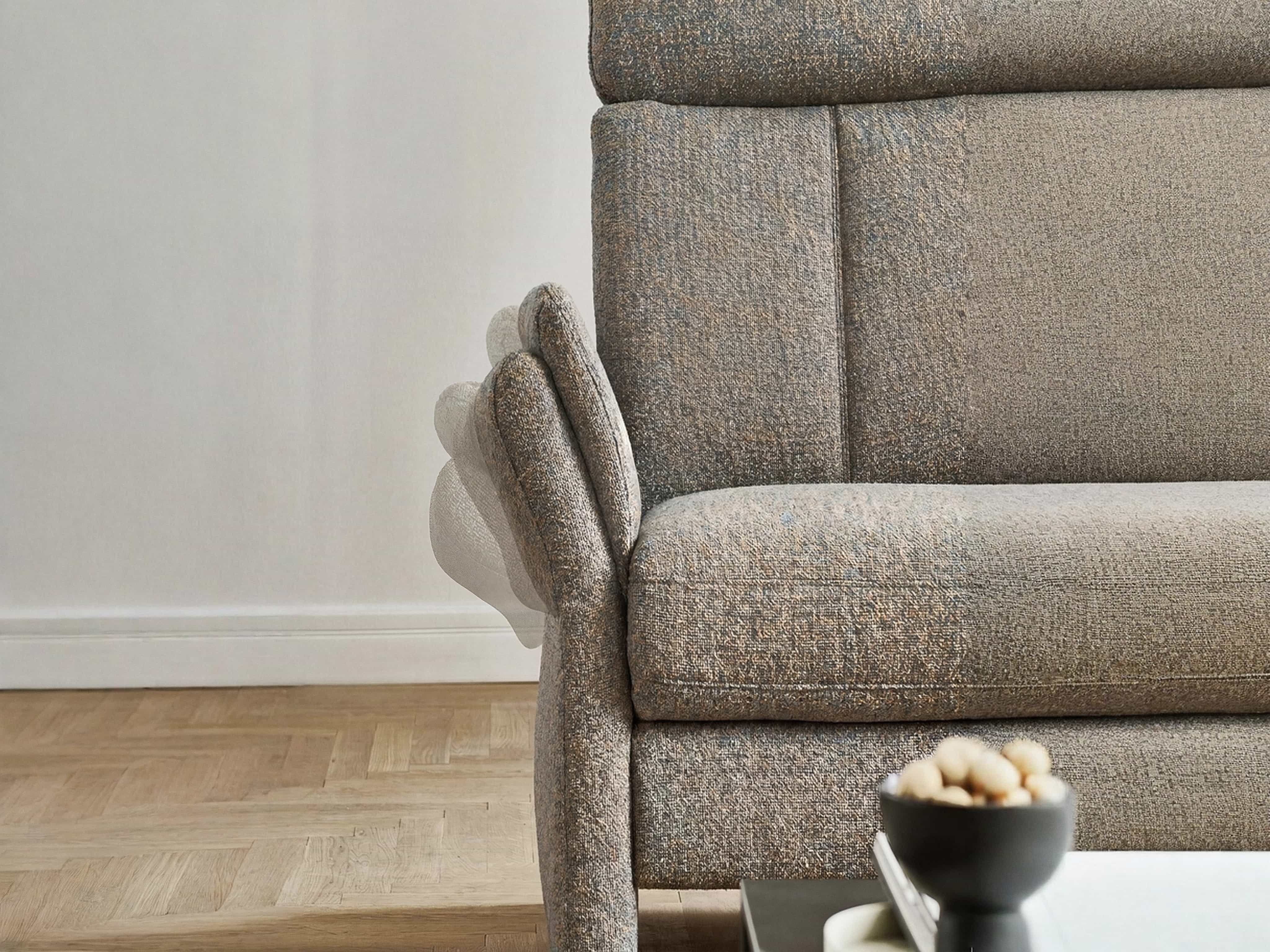 Einzelsofa Pirona – Detailansicht des beigen Bezugs mit verstellbarer Armlehne und Strukturstoff