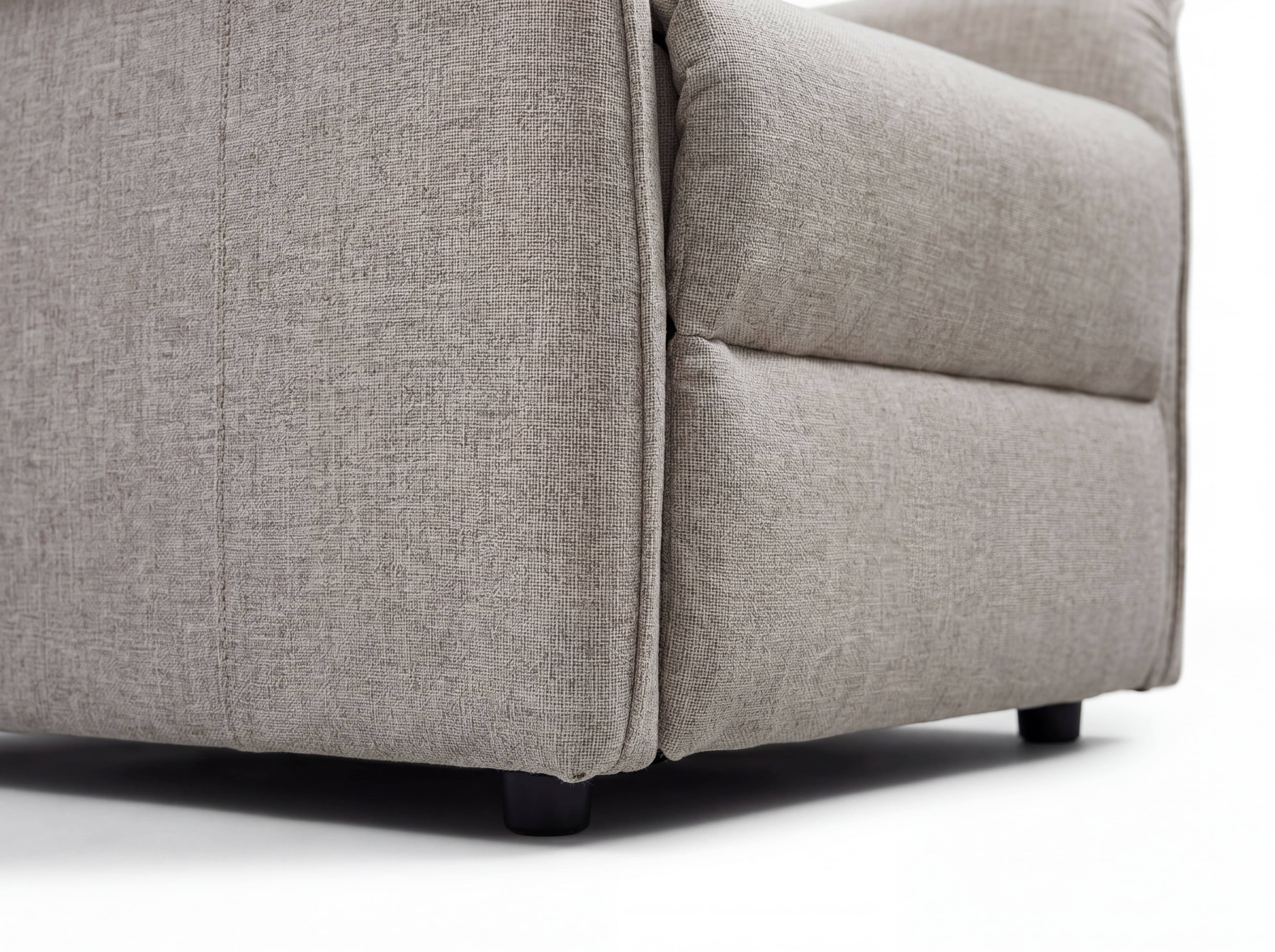 Ecksofa mit beigem Stoffbezug, sichtbare Polsterung und kurzen dunklen Sofafüßen