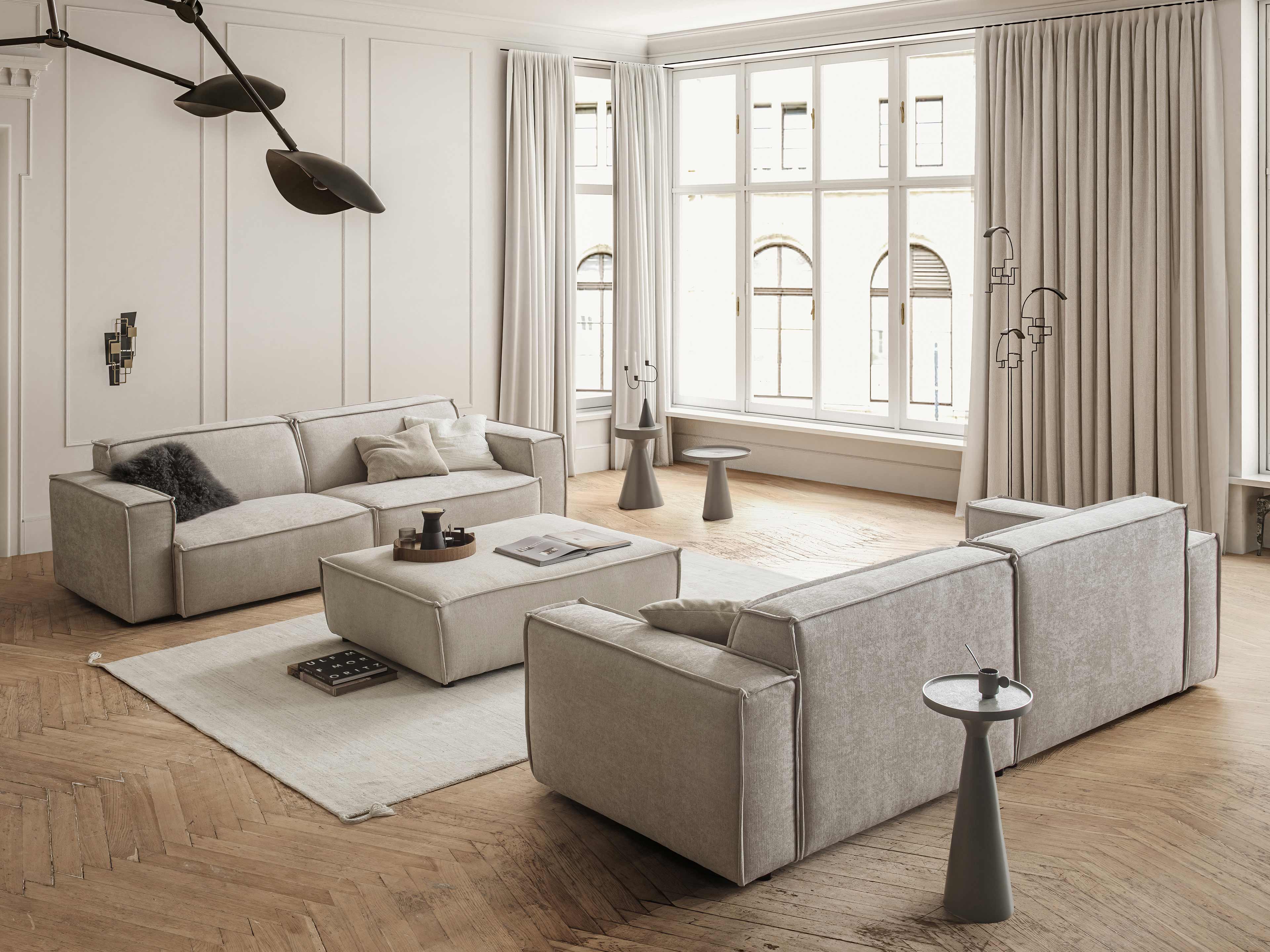 Ecksofa Monza mit hellbeigem Stoffbezug, breite Armlehnen, kubische Form, ohne sichtbare Füße