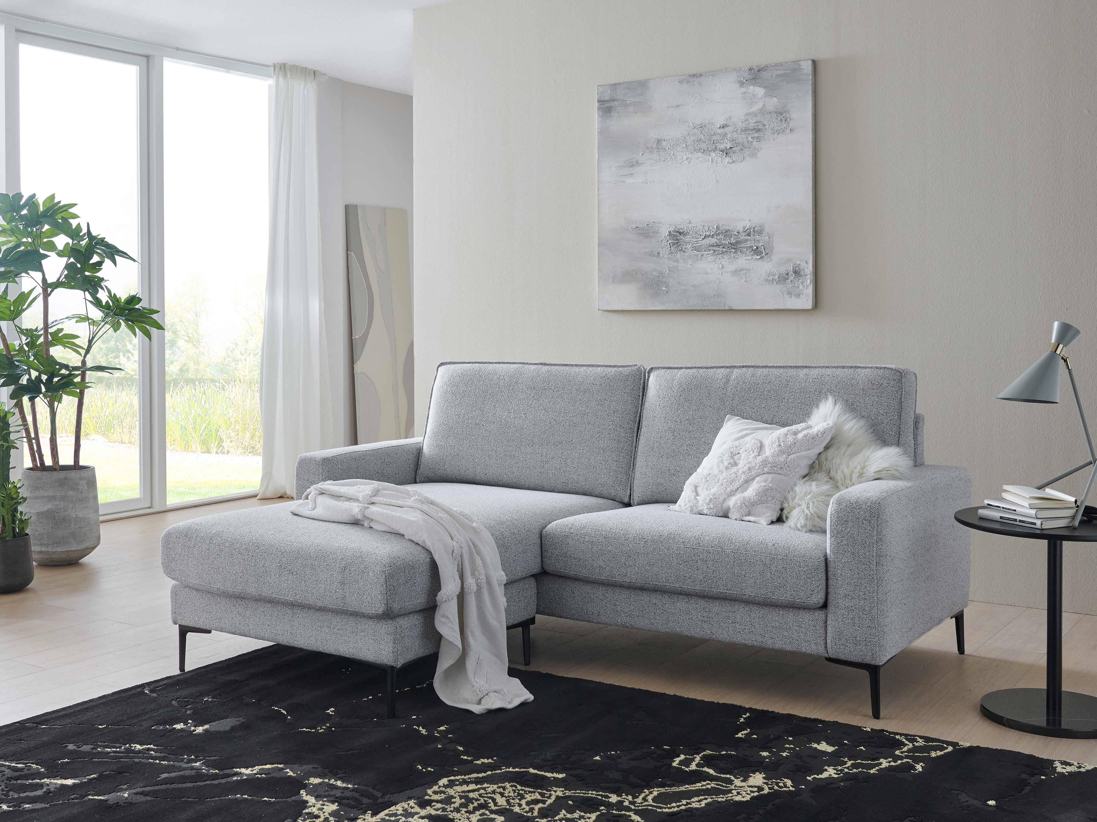 Ecksofa Lenny mit grauem Stoffbezug, gepolsterten Armlehnen und schwarzen Metallfüßen
