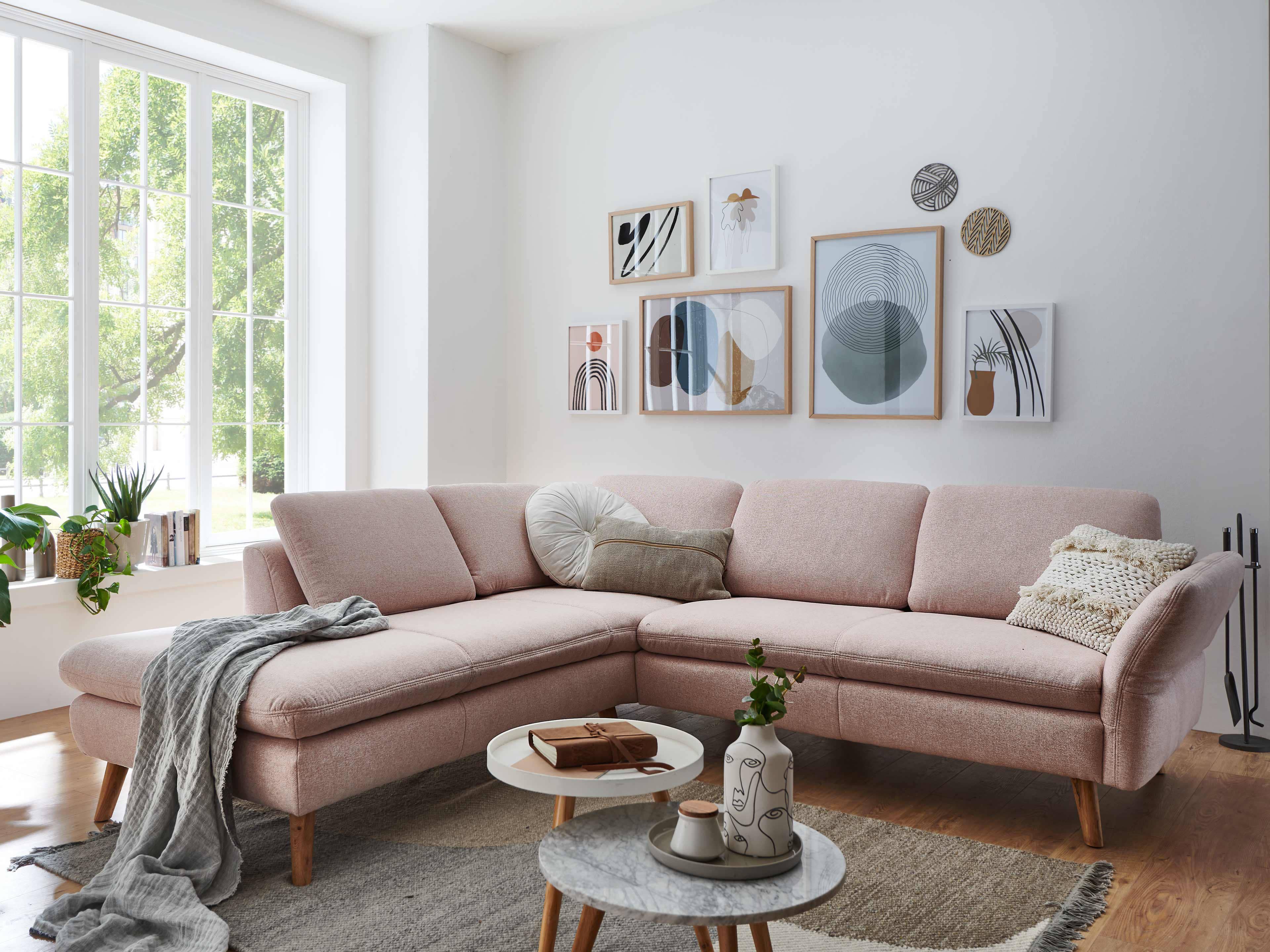 Ecksofa Rosa mit Stoffbezug, Holzfüßen, gepolsterter Rückenlehne und seitlichen Armlehnen