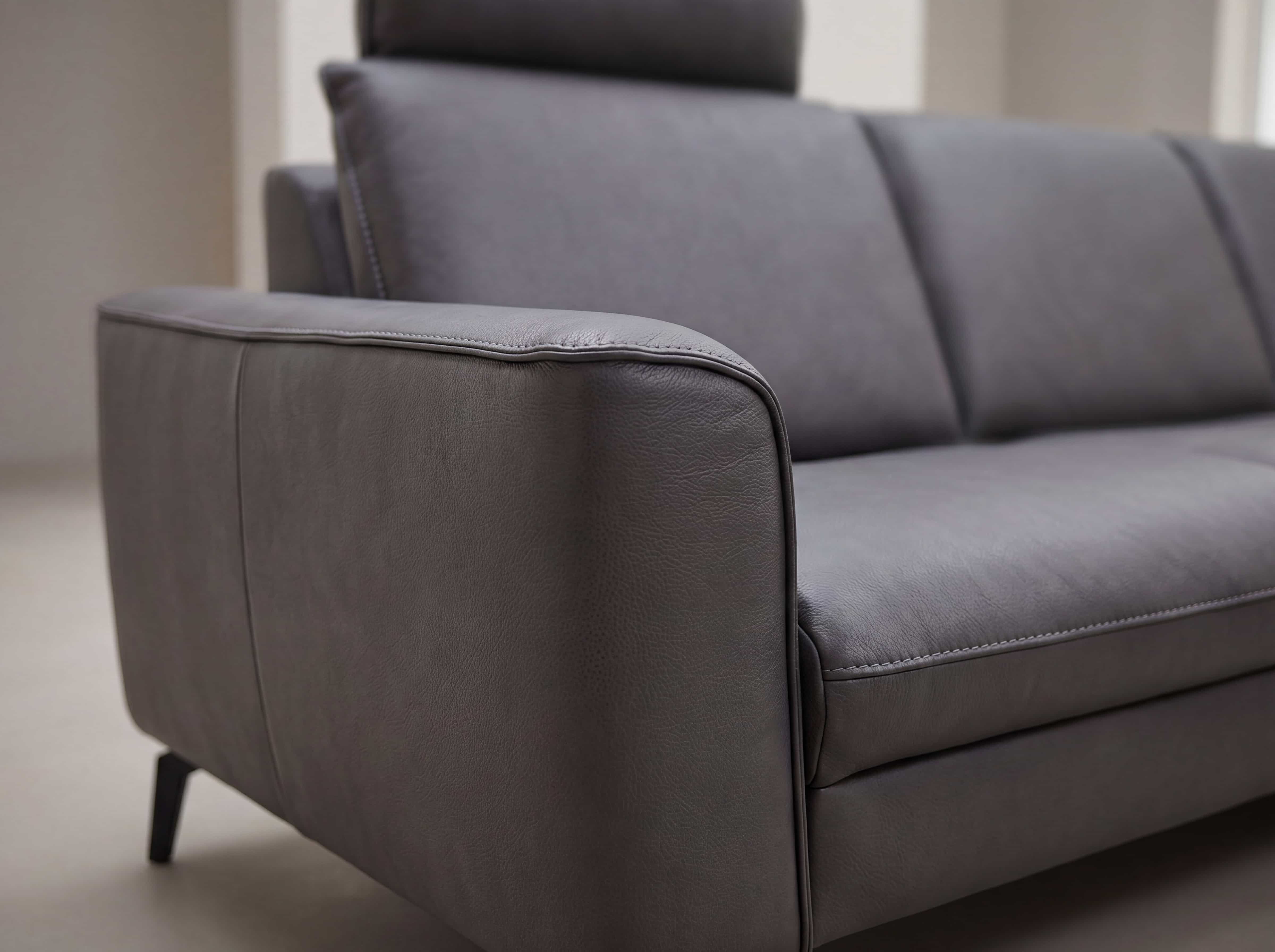 3-Sitzer Sofa Kabs mit dunkelgrauem Lederbezug, gepolsterter Rückenlehne und breiter Armlehne