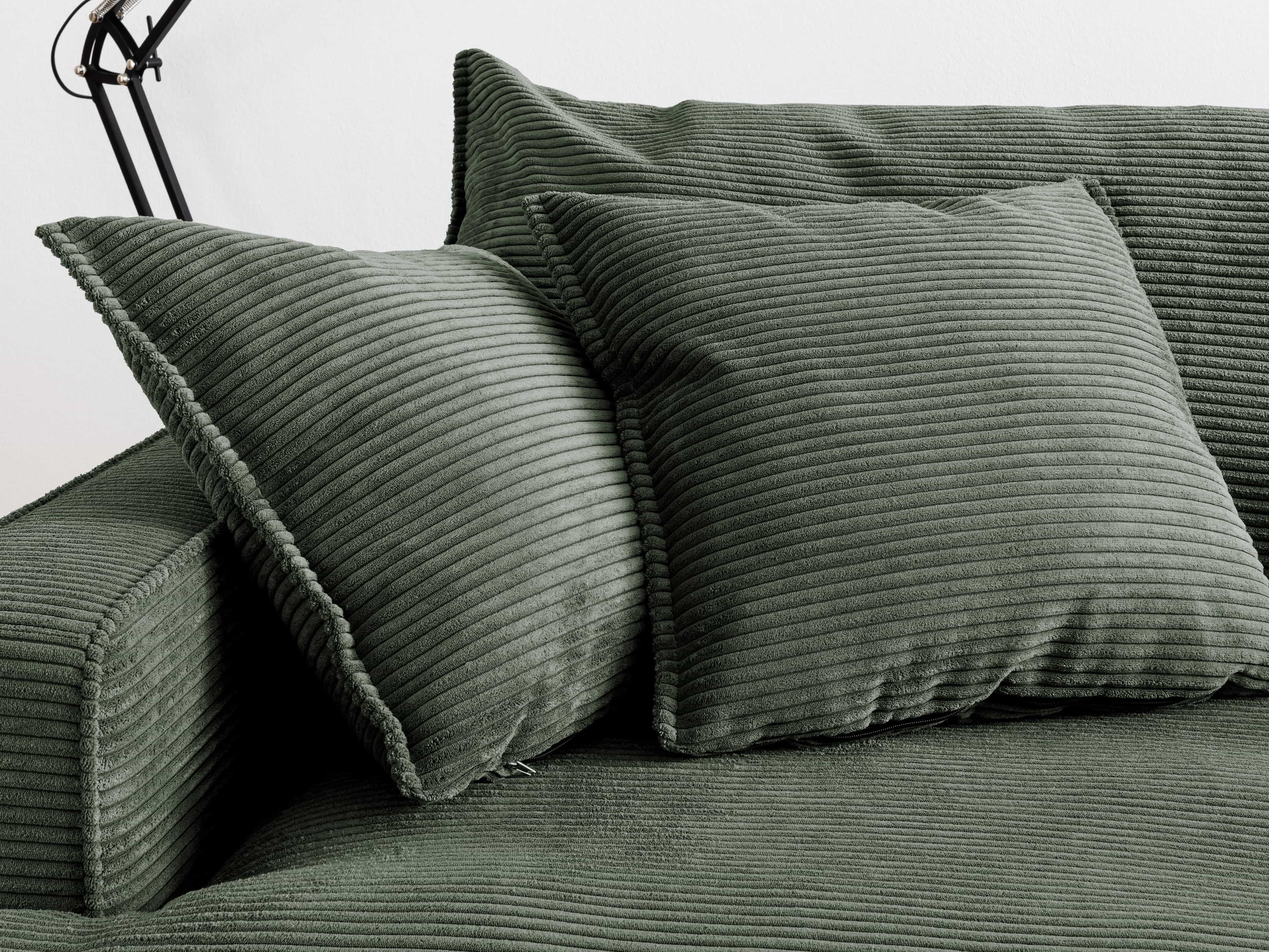 Ecksofa Hugh – Detailansicht mit grünem Cordbezug und zwei losen, passenden Rückenkissen