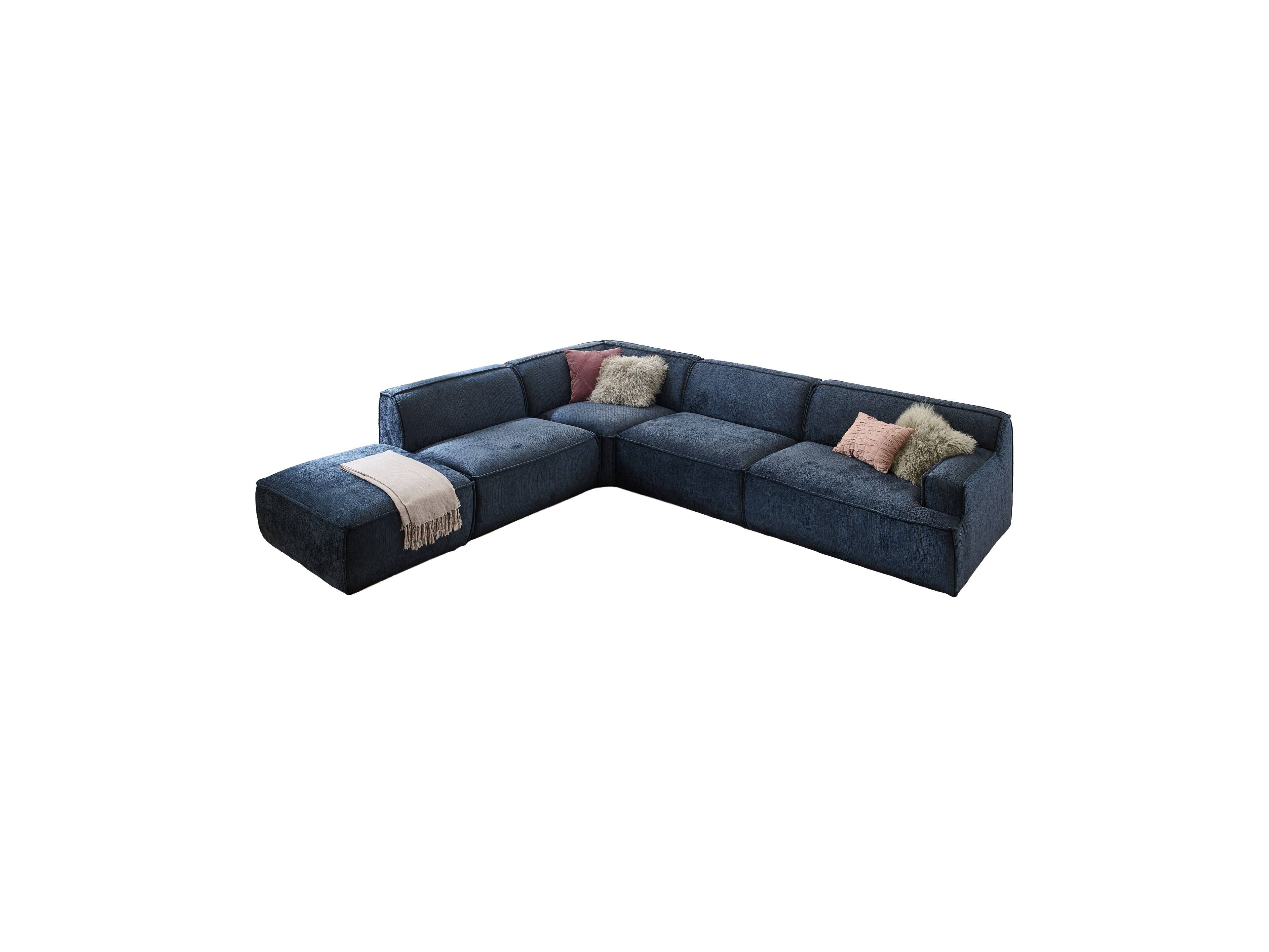 Ecksofa Filo mit dunkelblauem Stoffbezug, breiten Armlehnen und mehreren Zierkissen.