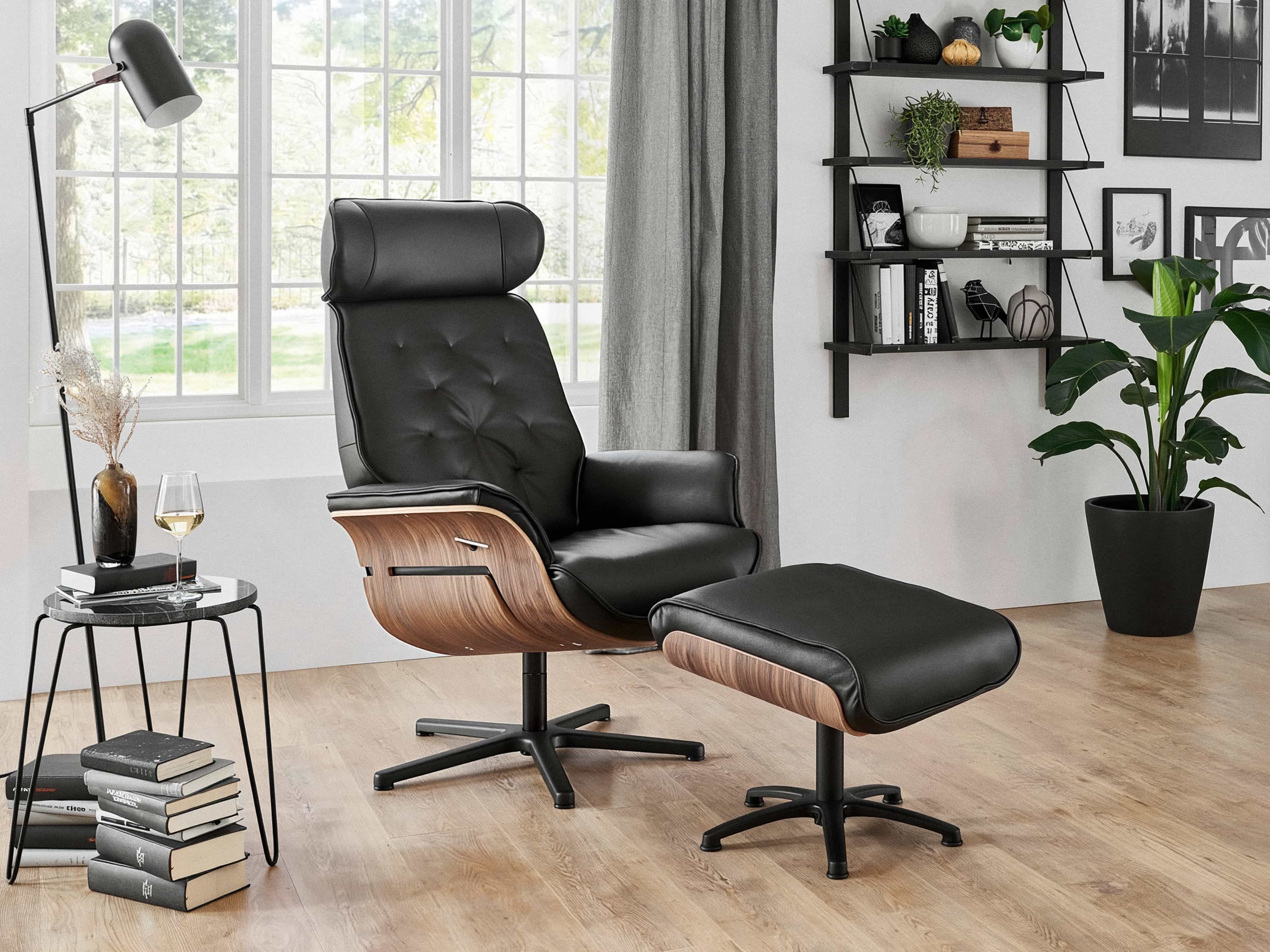 Relaxsessel Kabs mit Hocker, schwarzer Lederbezug, Gestell in Holzoptik, gepolsterte Sitzfläche
