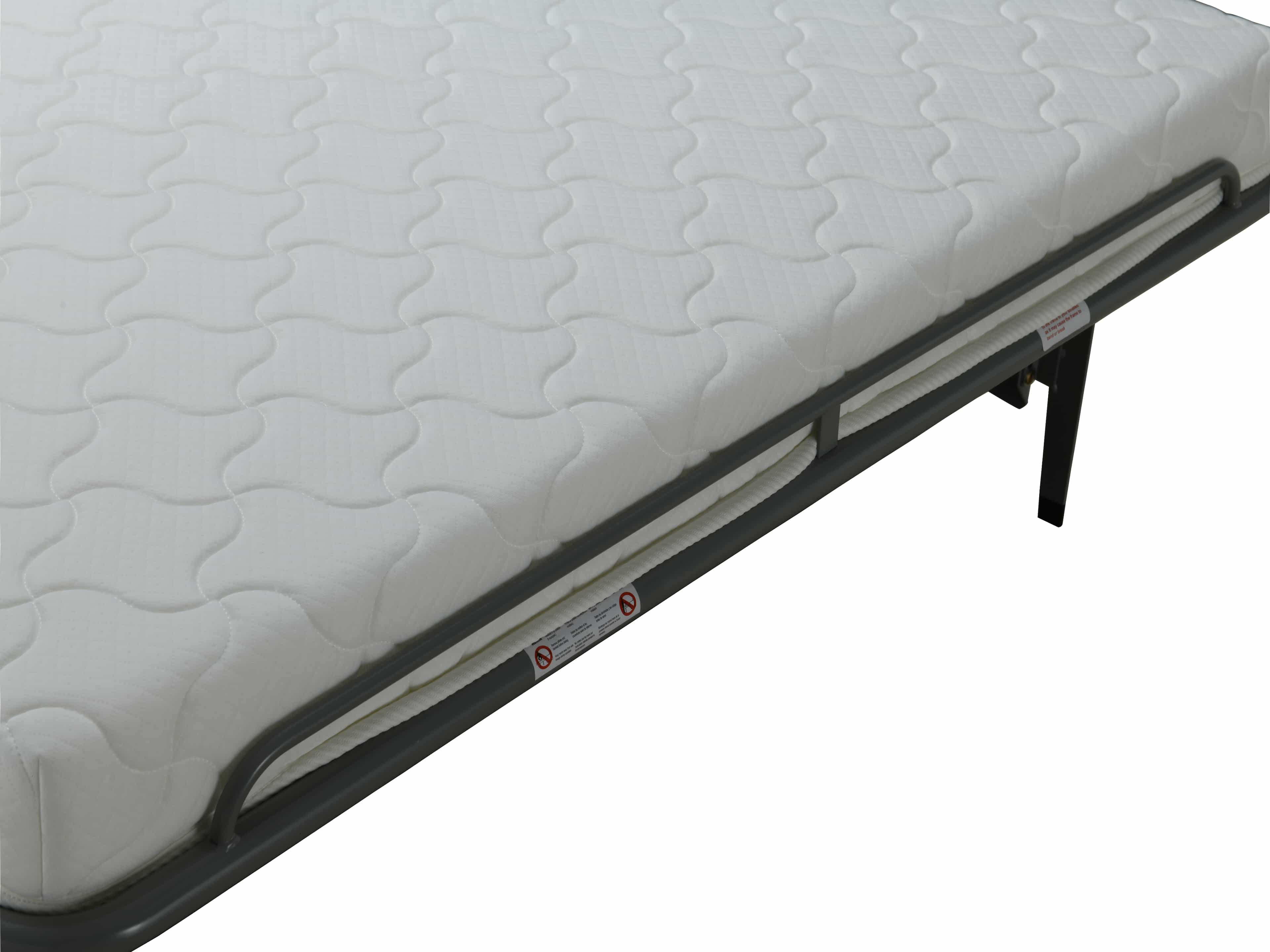 Metallbett mit weiß gepolsterter Matratze und klappbarem Metallgestell, seitlicher Perspektive