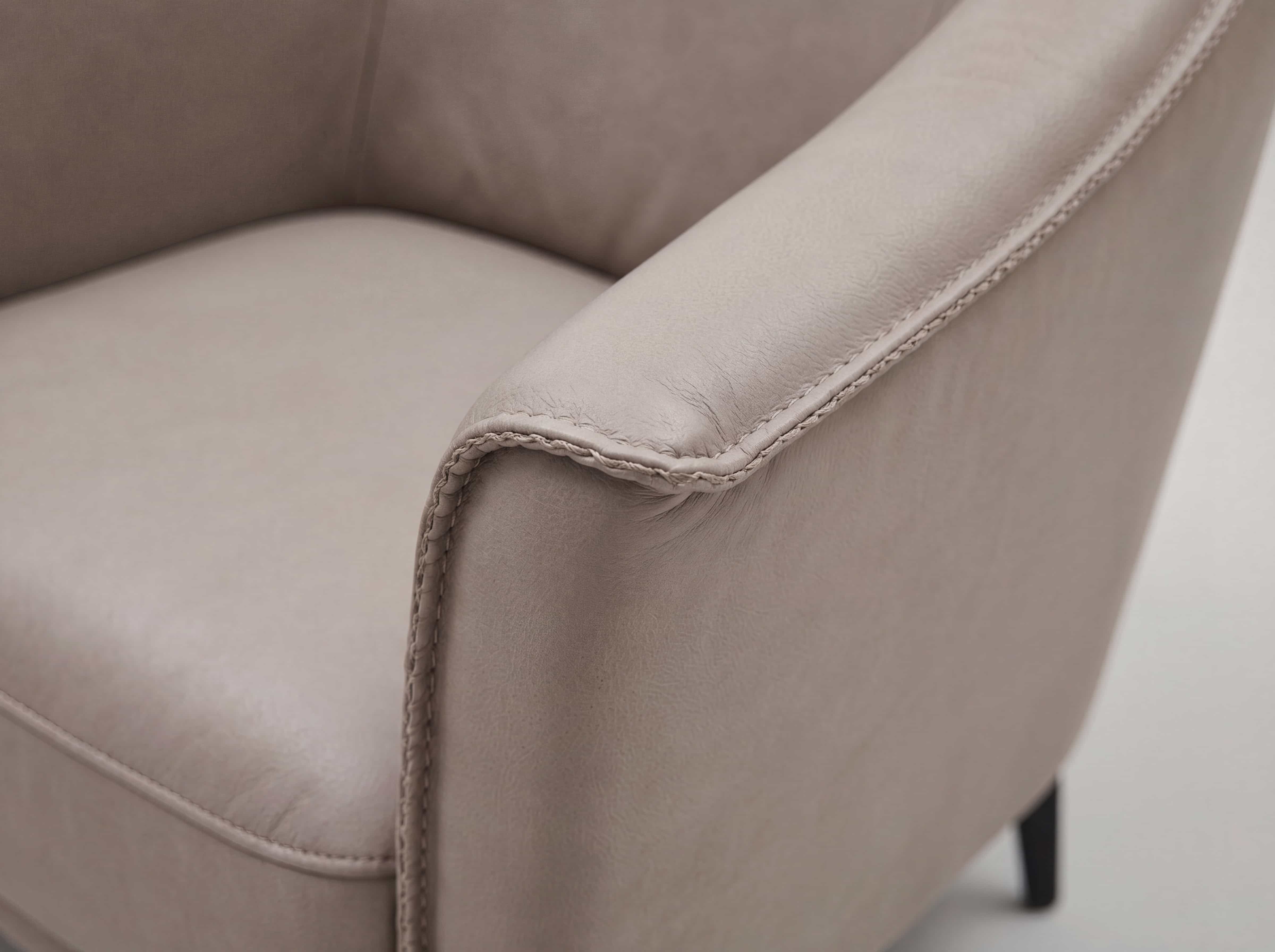 Relaxsessel Homs – Detailansicht der beigen Armlehne mit sichtbarer Naht und glattem Bezug