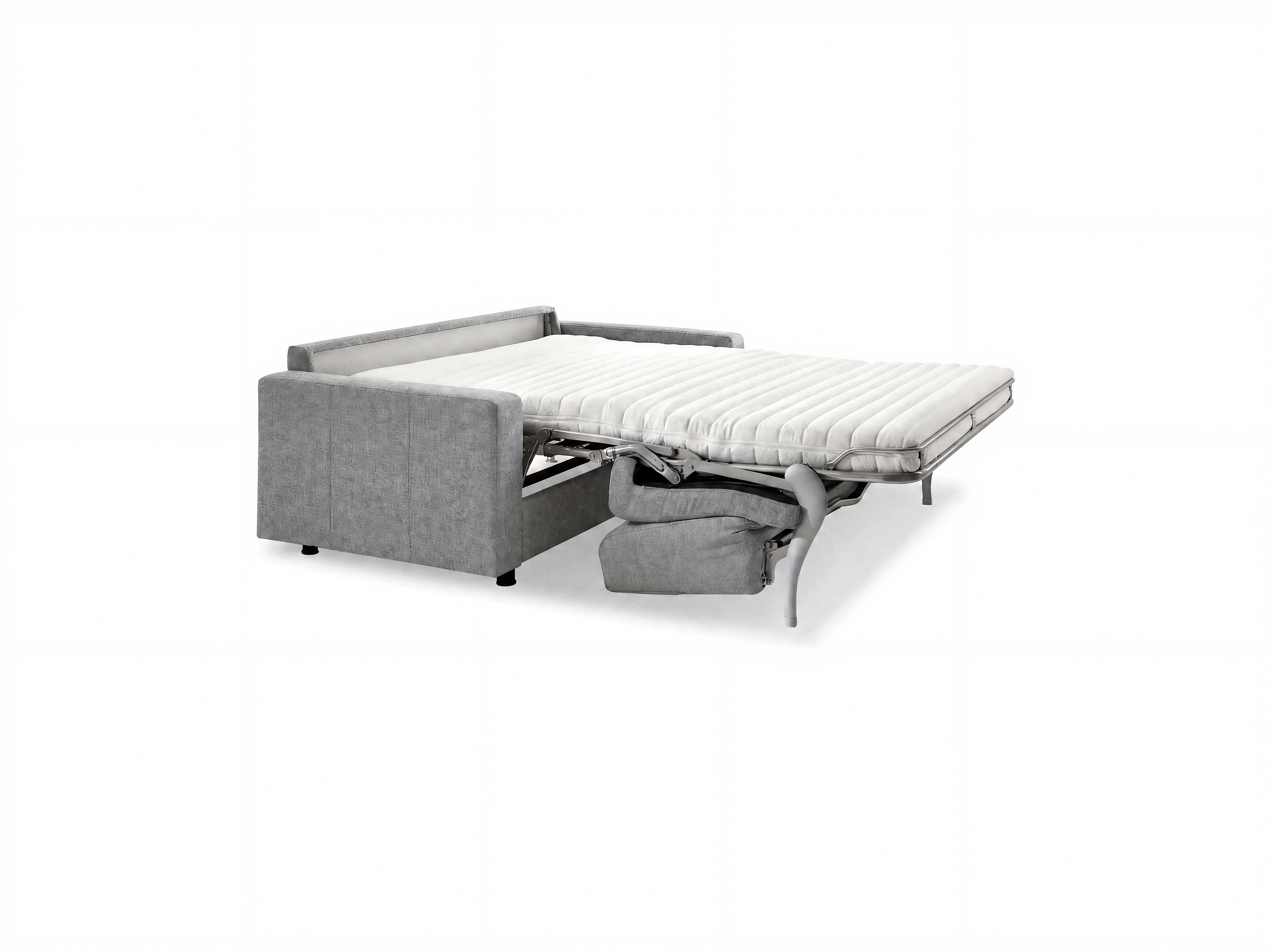 Schlafsofa mit hellem Stoffbezug, ausgeklappt zur Liegefläche, sichtbare Armlehnen und Polsterung