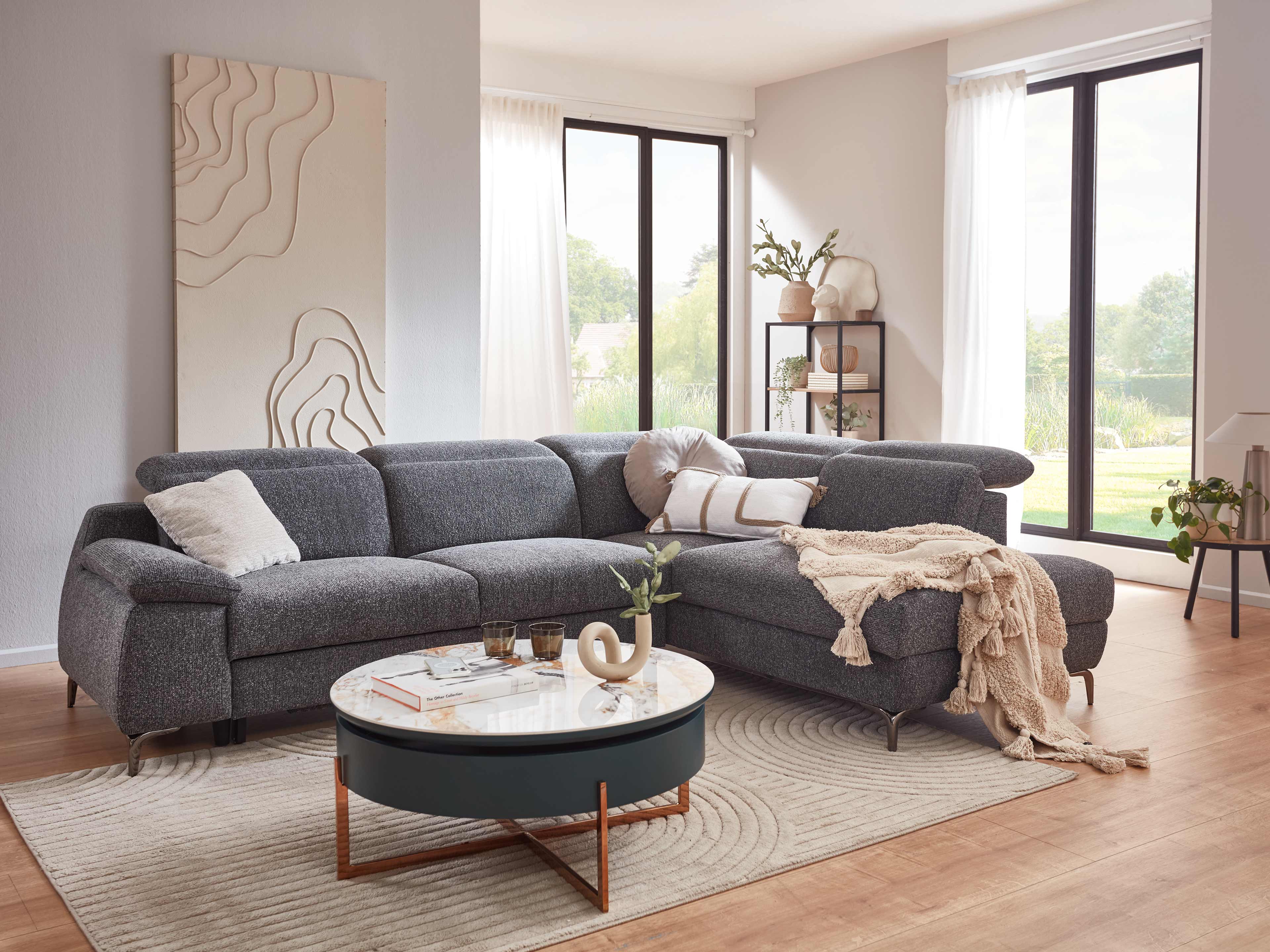 Ecksofa Nola aus dunkelgrauem Stoff mit Armlehnen, L-Form und kurzen, schmalen Metallfüßen