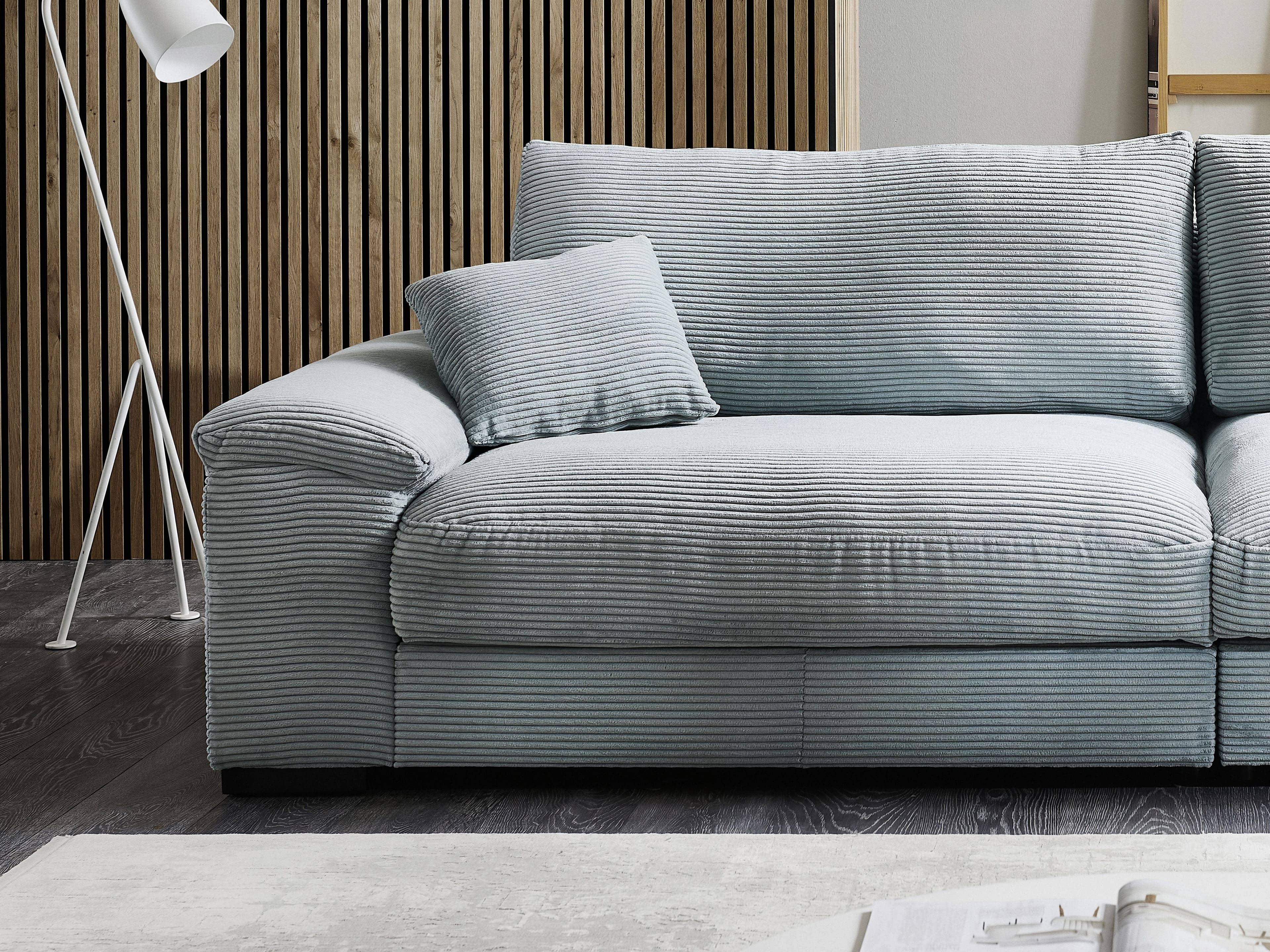 2-Sitzer Sofa Henry mit hellgrauem Cordbezug, breiten Armlehnen und passendem Kissen