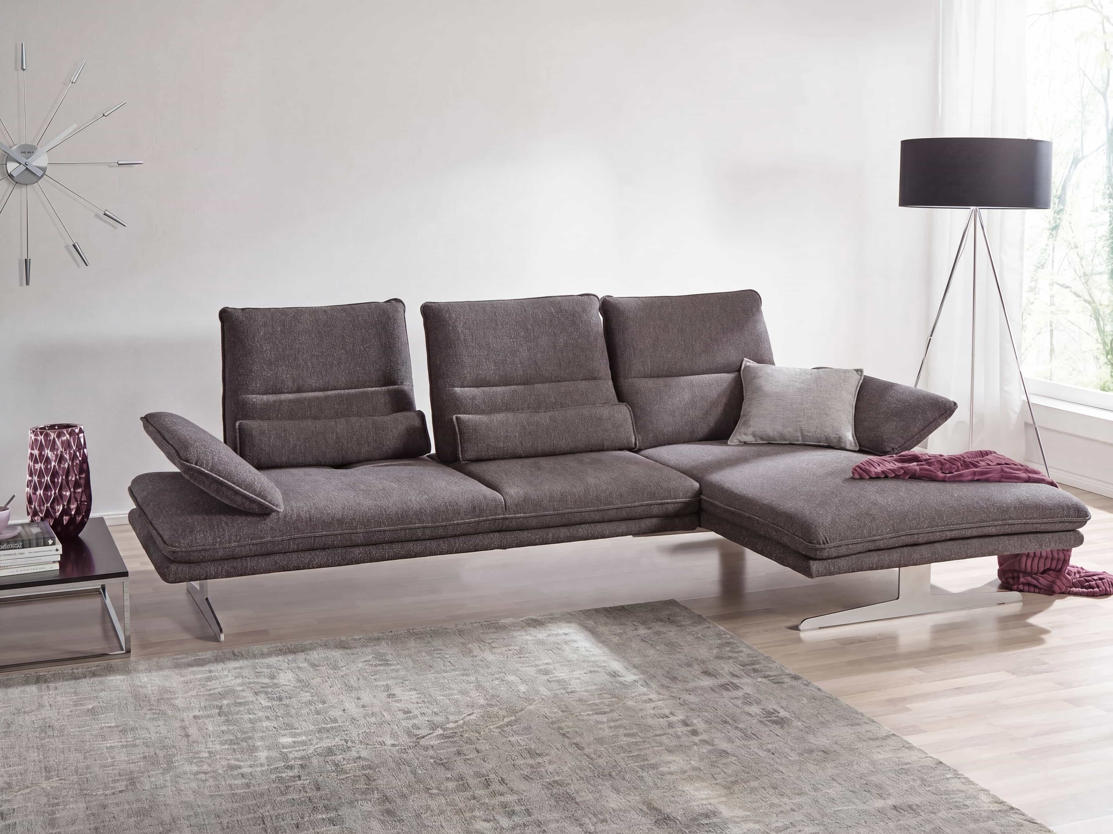 Ecksofa mit braunem Stoffbezug, verstellbaren Kopfstützen, Metallfüßen und rechteckiger Sitzfläche
