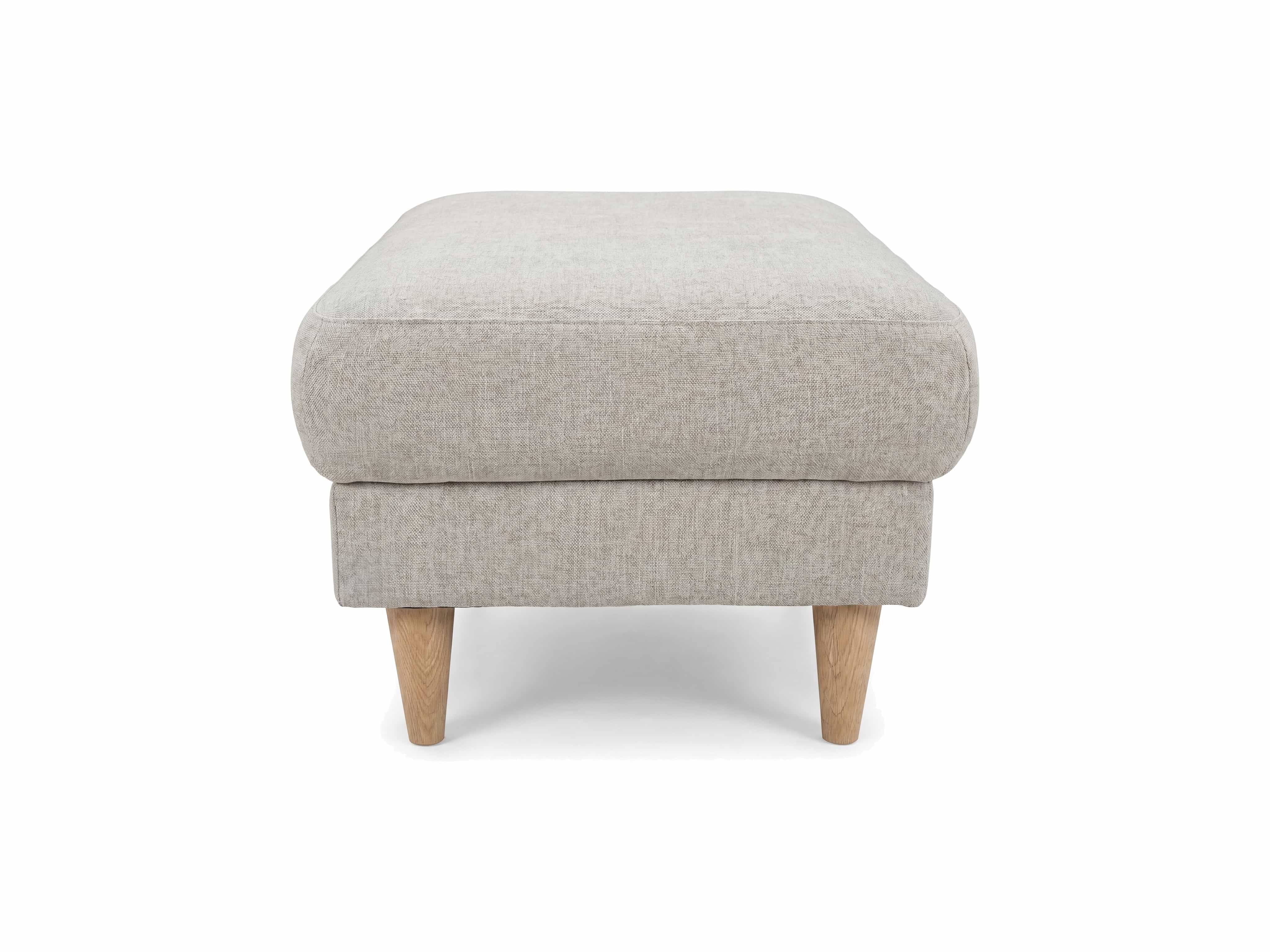 Polsterhocker Nela mit rechteckiger gepolsterter Sitzfläche in Beige und Holzfüßen, Frontansicht