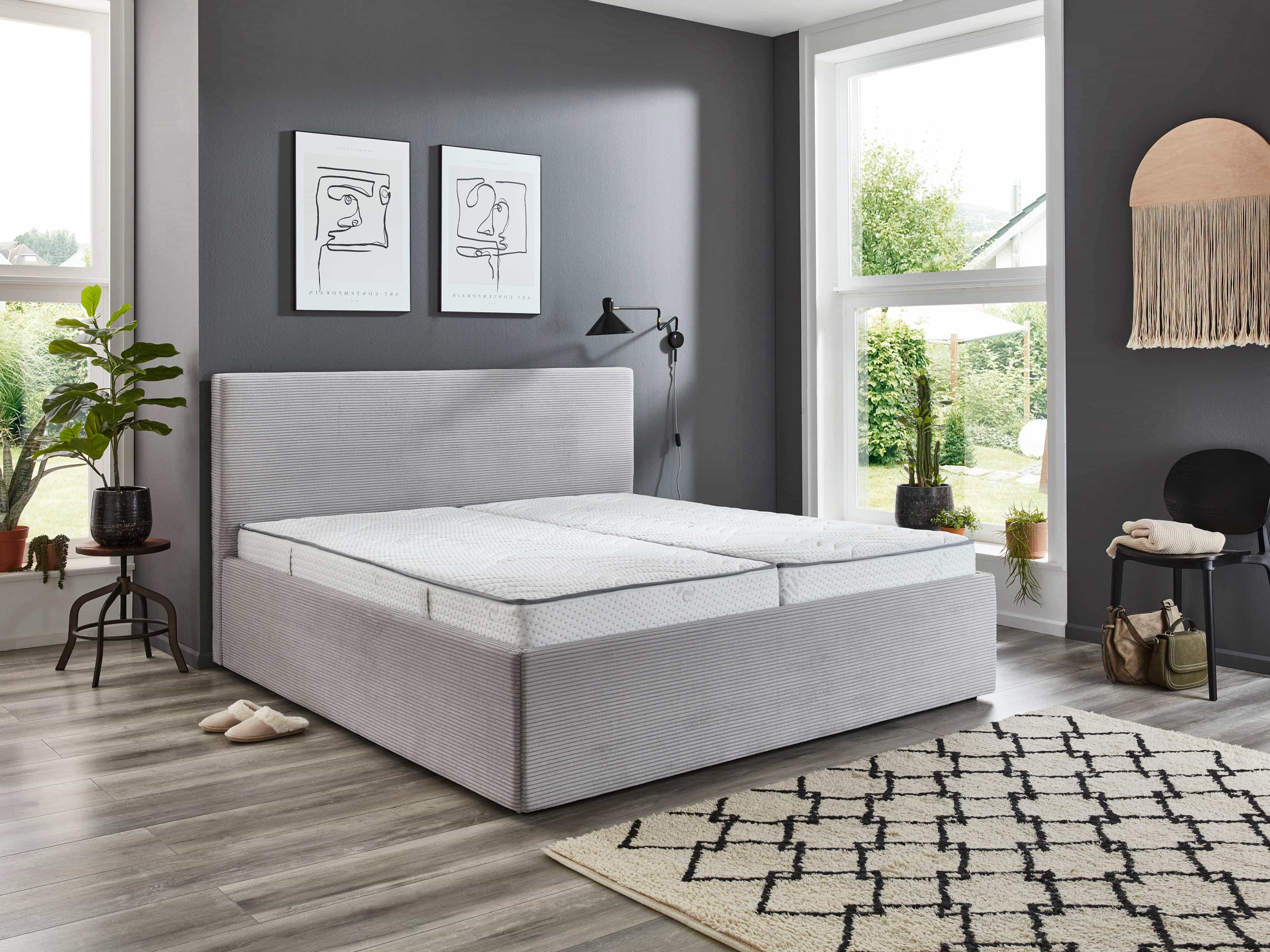 Boxspringbett Kabs Polsterwelt in hellgrauem Stoffbezug mit gepolstertem Kopfteil und schlichten Bettfüßen