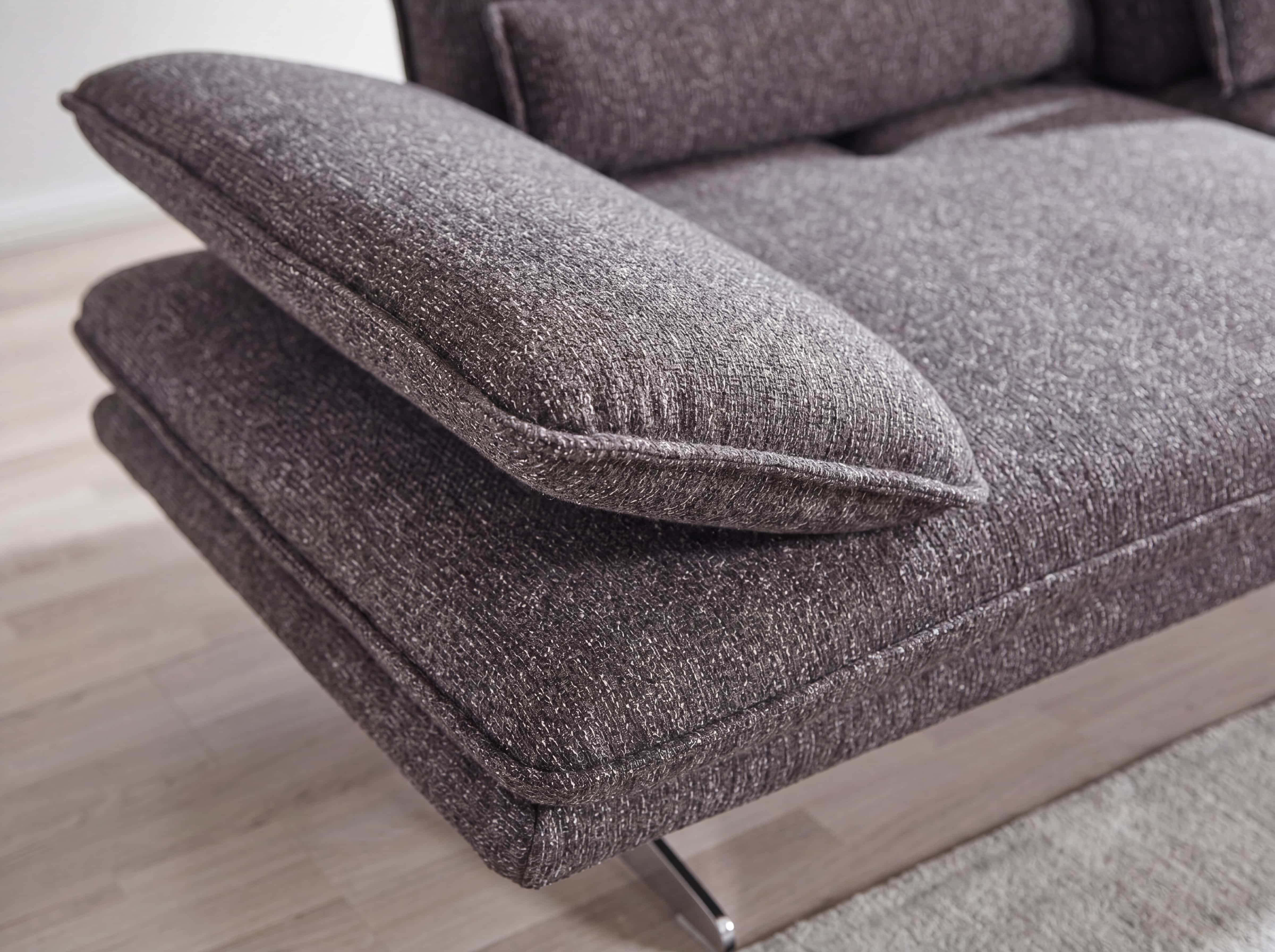 Ecksofa Sando mit grauem Stoffbezug, gepolsterter Armlehne und Metallfuß in Nahaufnahme