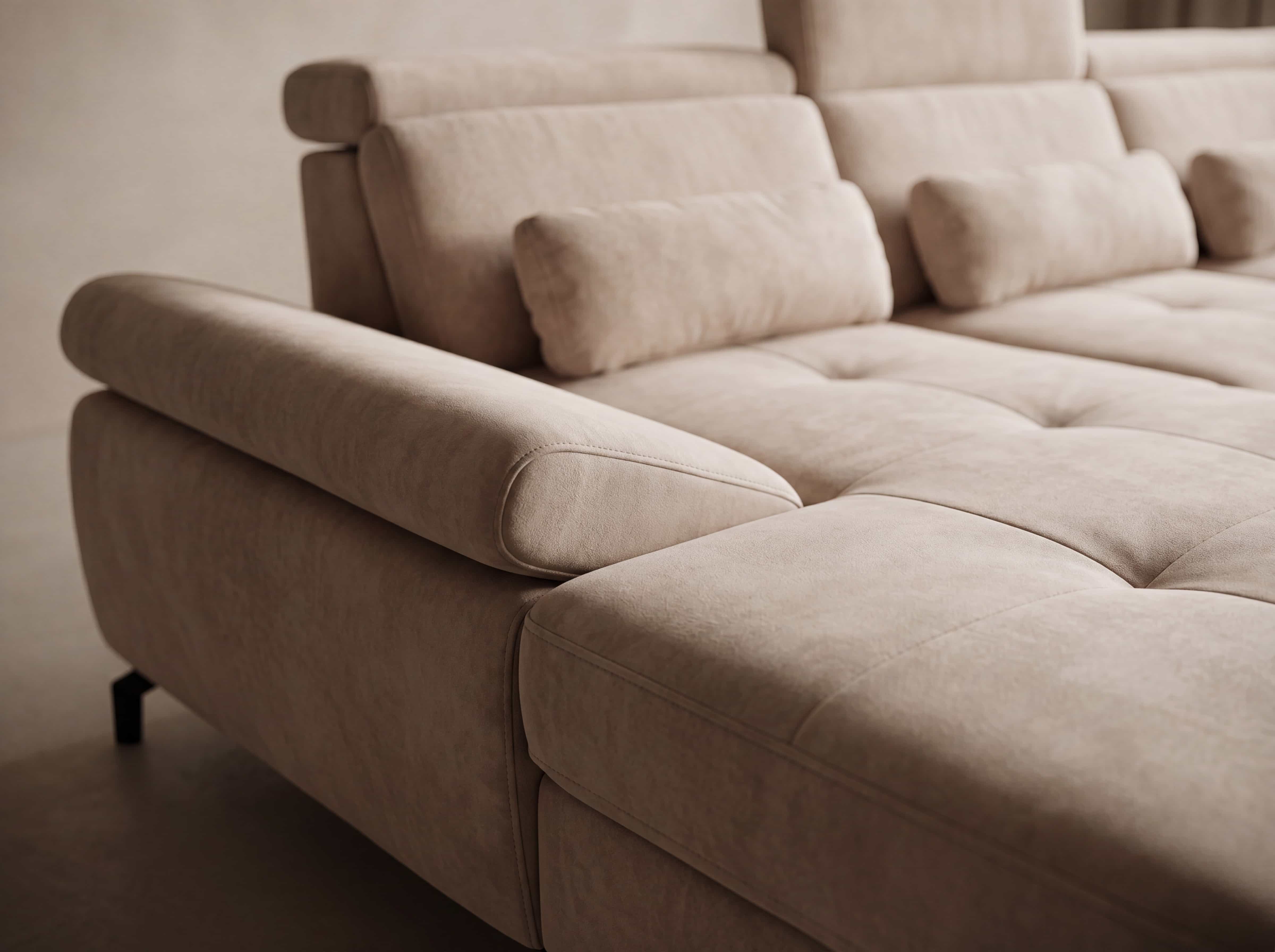 Ecksofa mit hellbeigem Stoffbezug, breiten Armlehnen, verstellbarem Kopfteil und Steppung