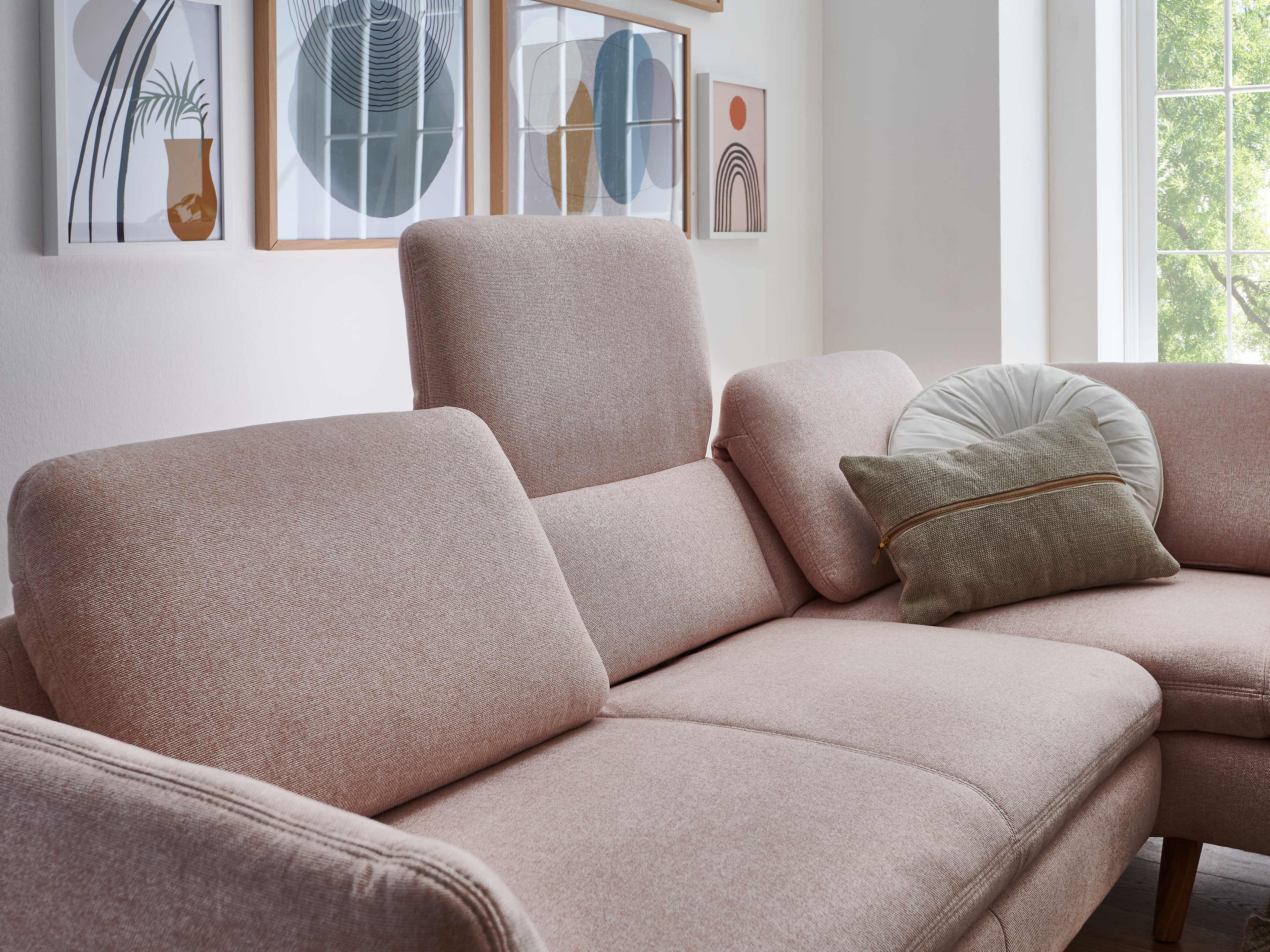 Ecksofa Kabs Polsterwelt mit rosa Stoffbezug, gepolsterten Rückenlehnen und verstellbaren Kopfteilen
