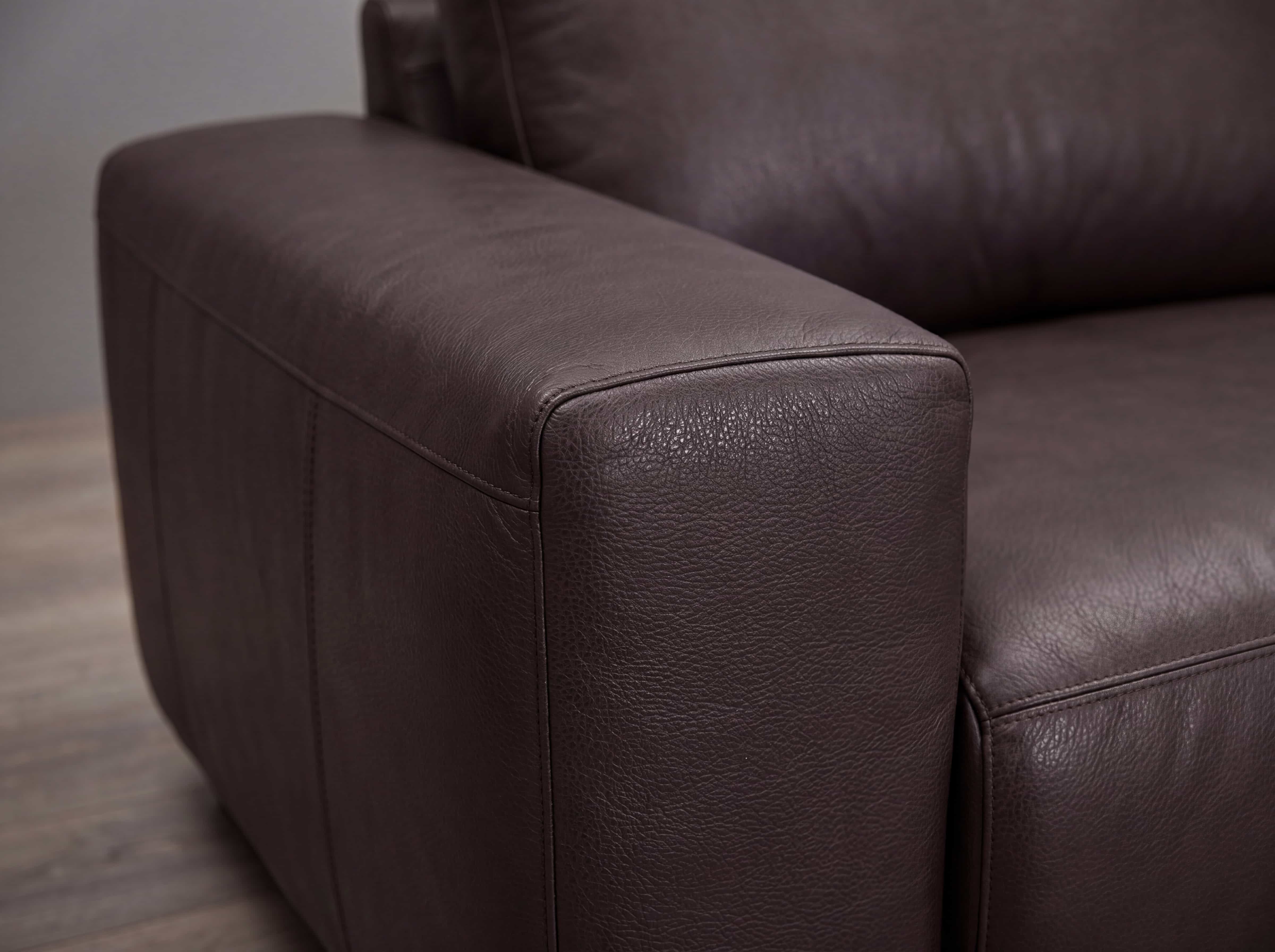 Ecksofa Kabs in braunem Leder mit breiter Armlehne und sichtbarer Narbenstruktur