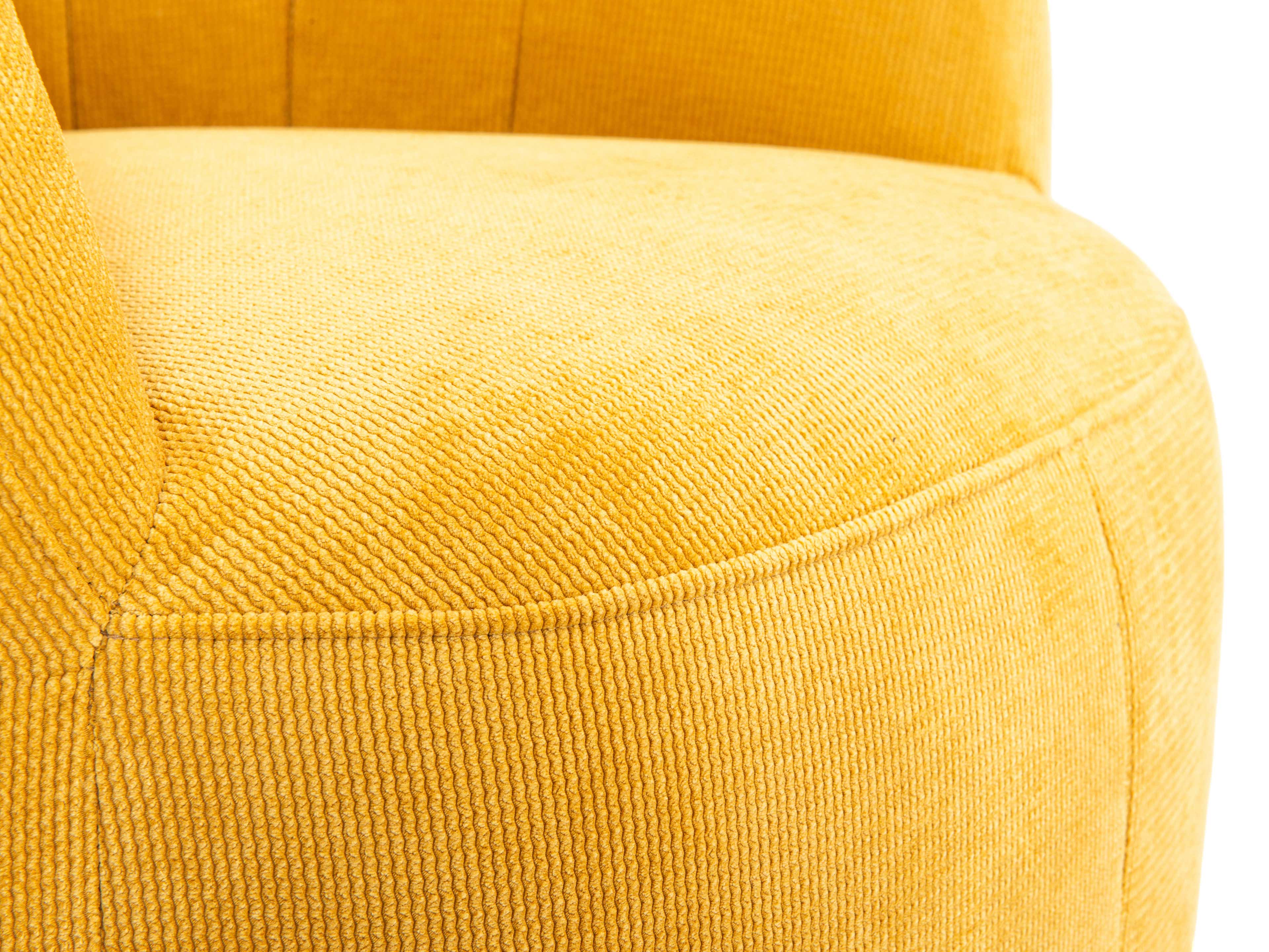 Detailaufnahme eines gelben Polsterstuhls mit sichtbarer Struktur aus Cordstoff und abgerundeter Sitzfläche