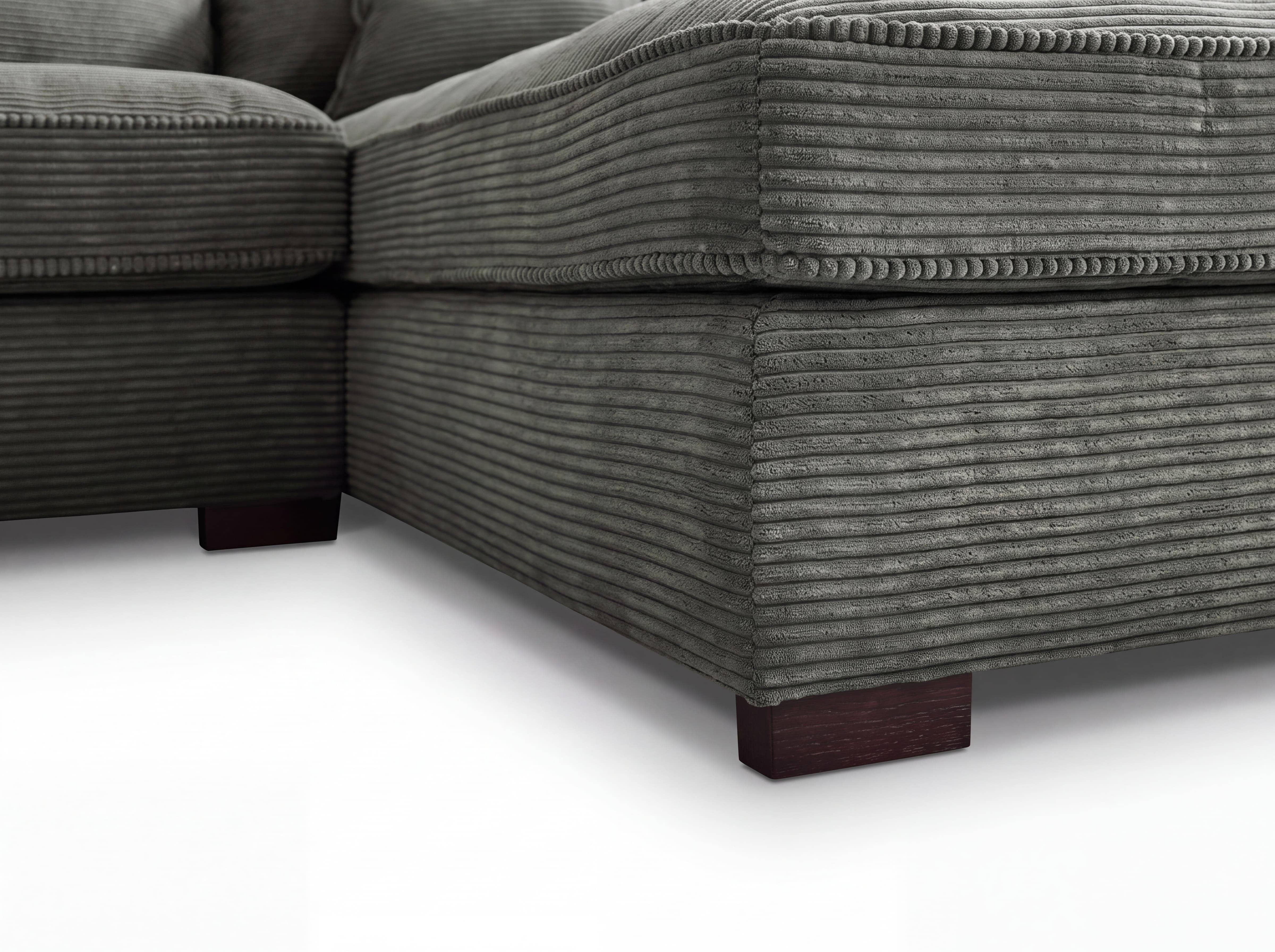 Ecksofa Kabs aus grauem Cordstoff mit markanter Rillenstruktur und eckigen dunklen Holzfüßen