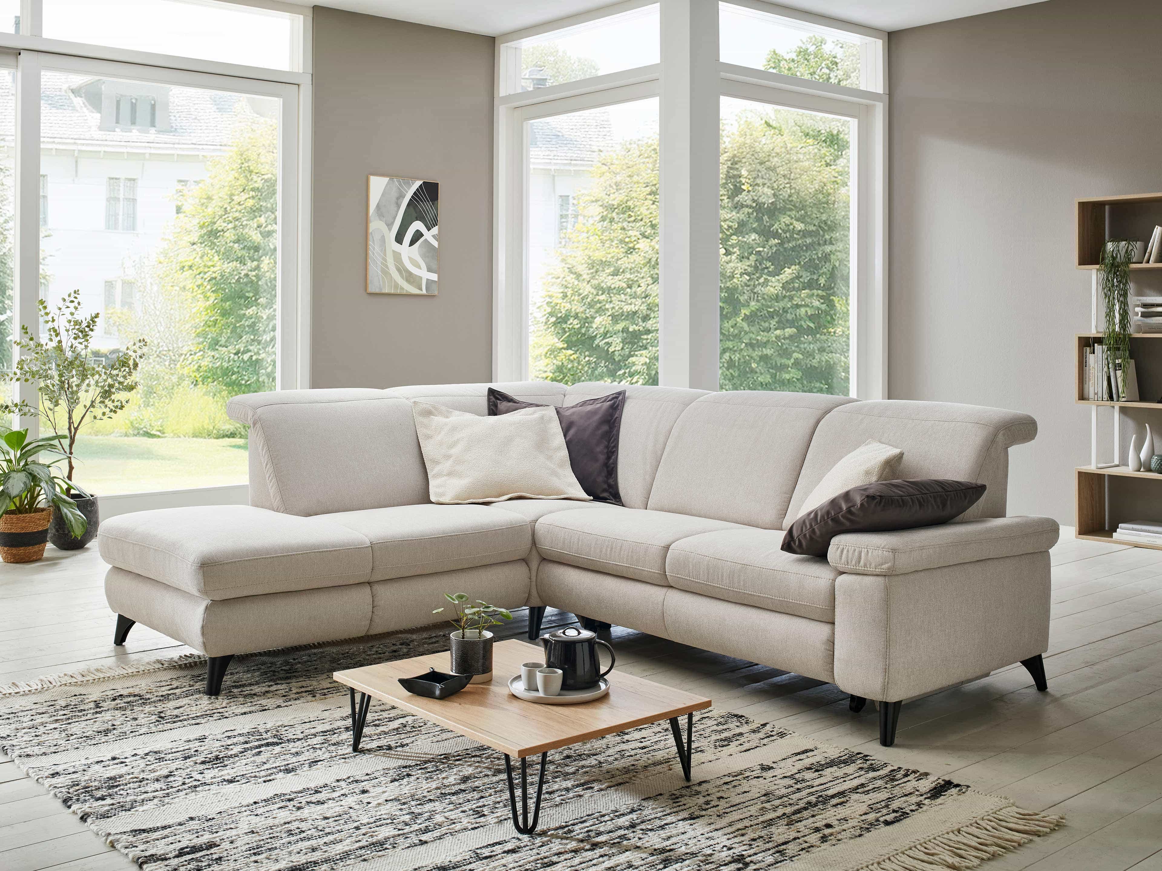 Ecksofa Parula B – beiger Bezug in L-Form mit schwarzen Füßen und gepolsterter Rückenlehne