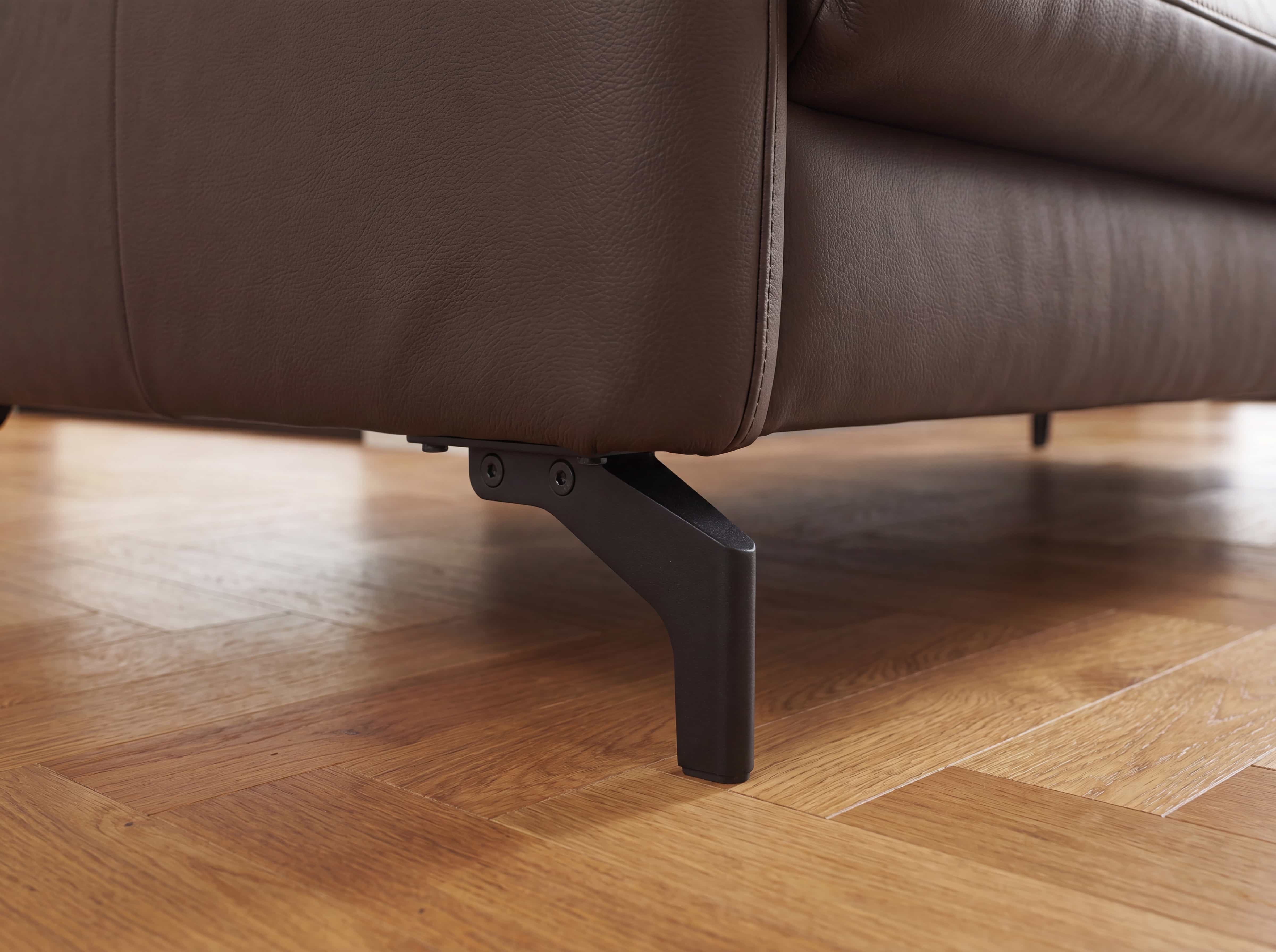 Einzelsofa Pinot – Detailansicht des braunen Bezugs und eines schwarzen Metallfußes
