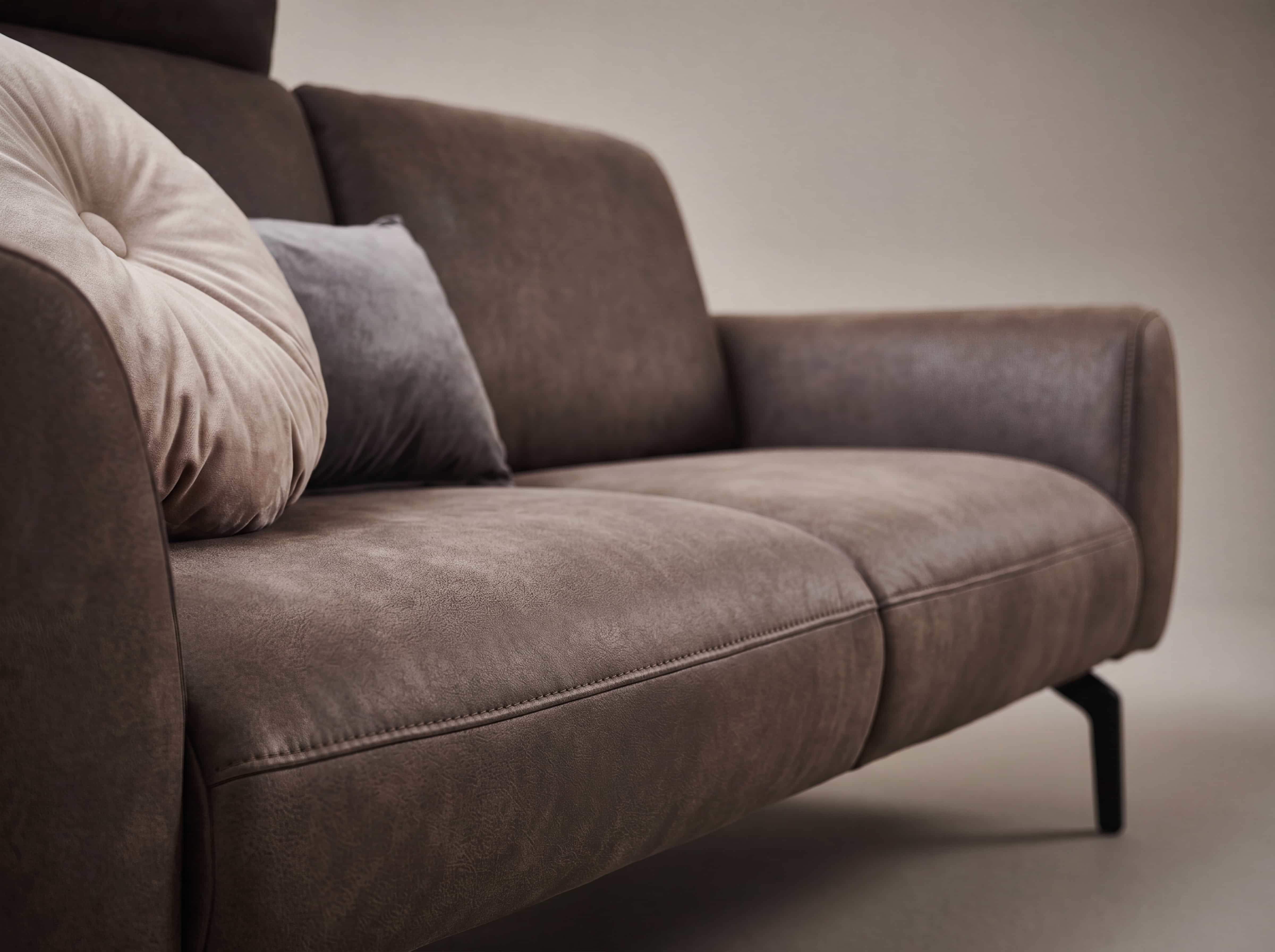 2-Sitzer Sofa Kabs, brauner Stoffbezug, gepolsterte Sitzfläche, Armlehnen, schwarze Füße