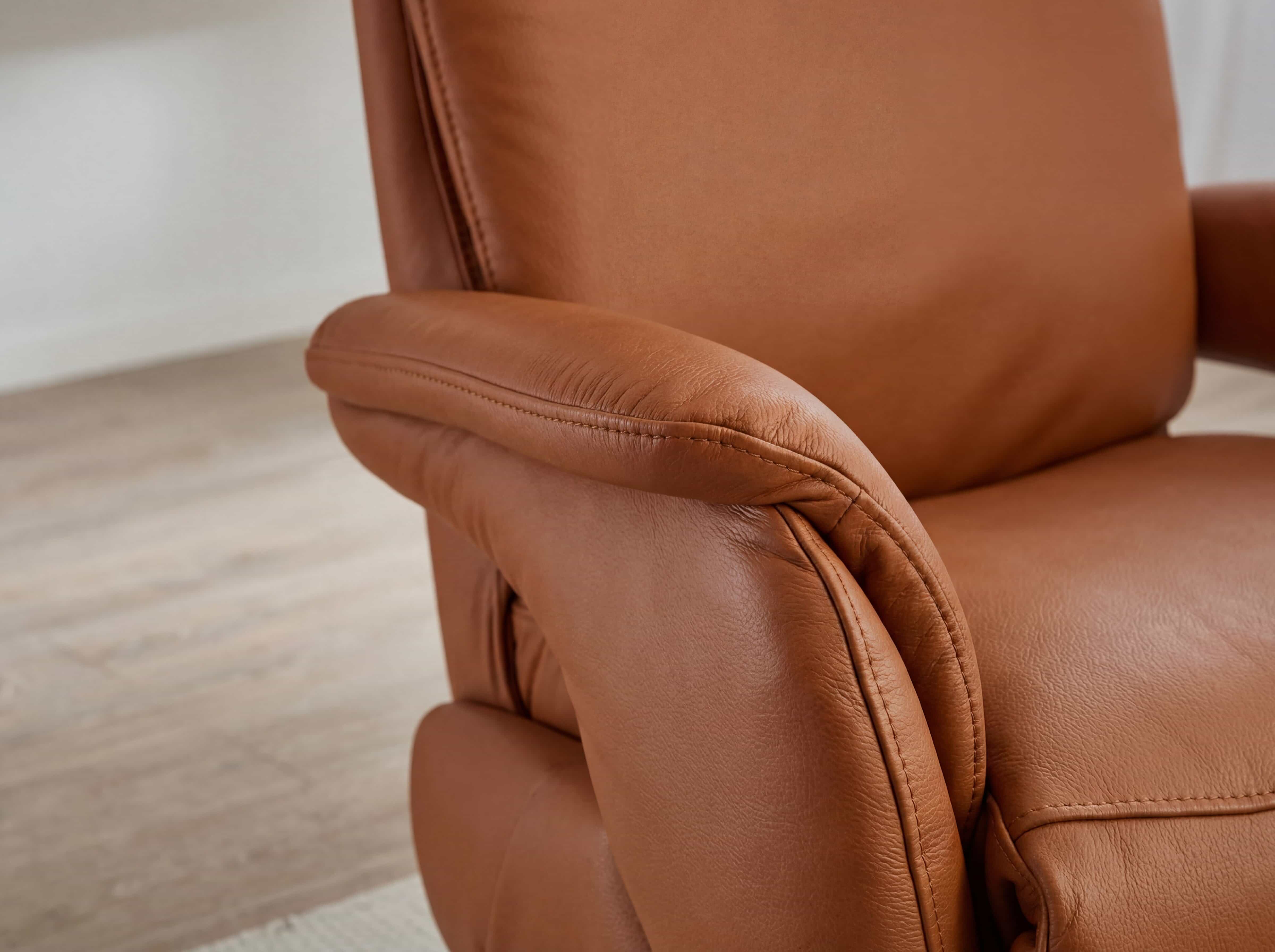 Relaxsessel Perm Lazyline – Detailansicht des braunen Bezugs mit gepolsterter Armlehne