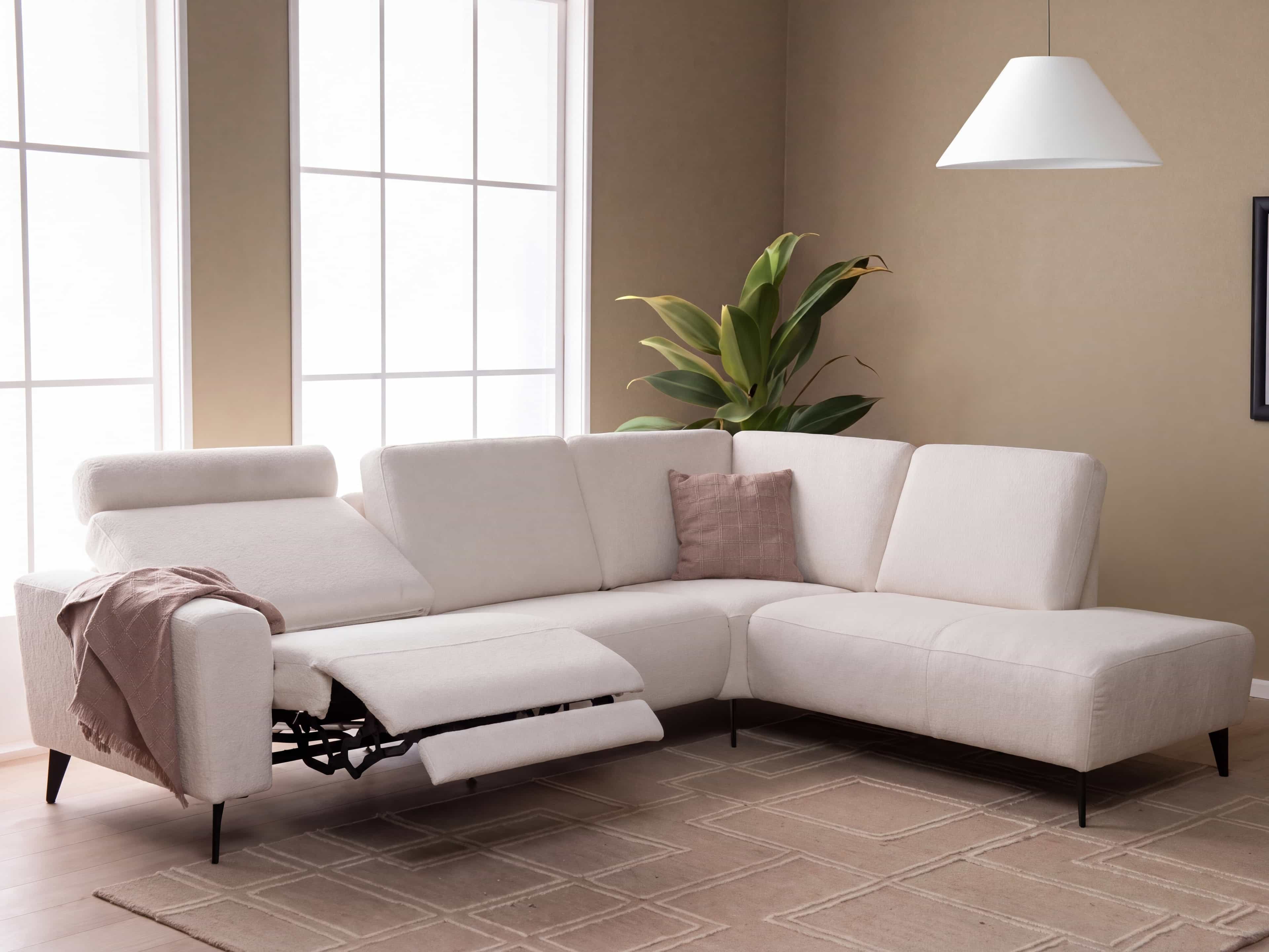 Ecksofa in L-Form mit heller Stoffpolsterung, verstellbarem Sitz und schwarzen Metallfüßen