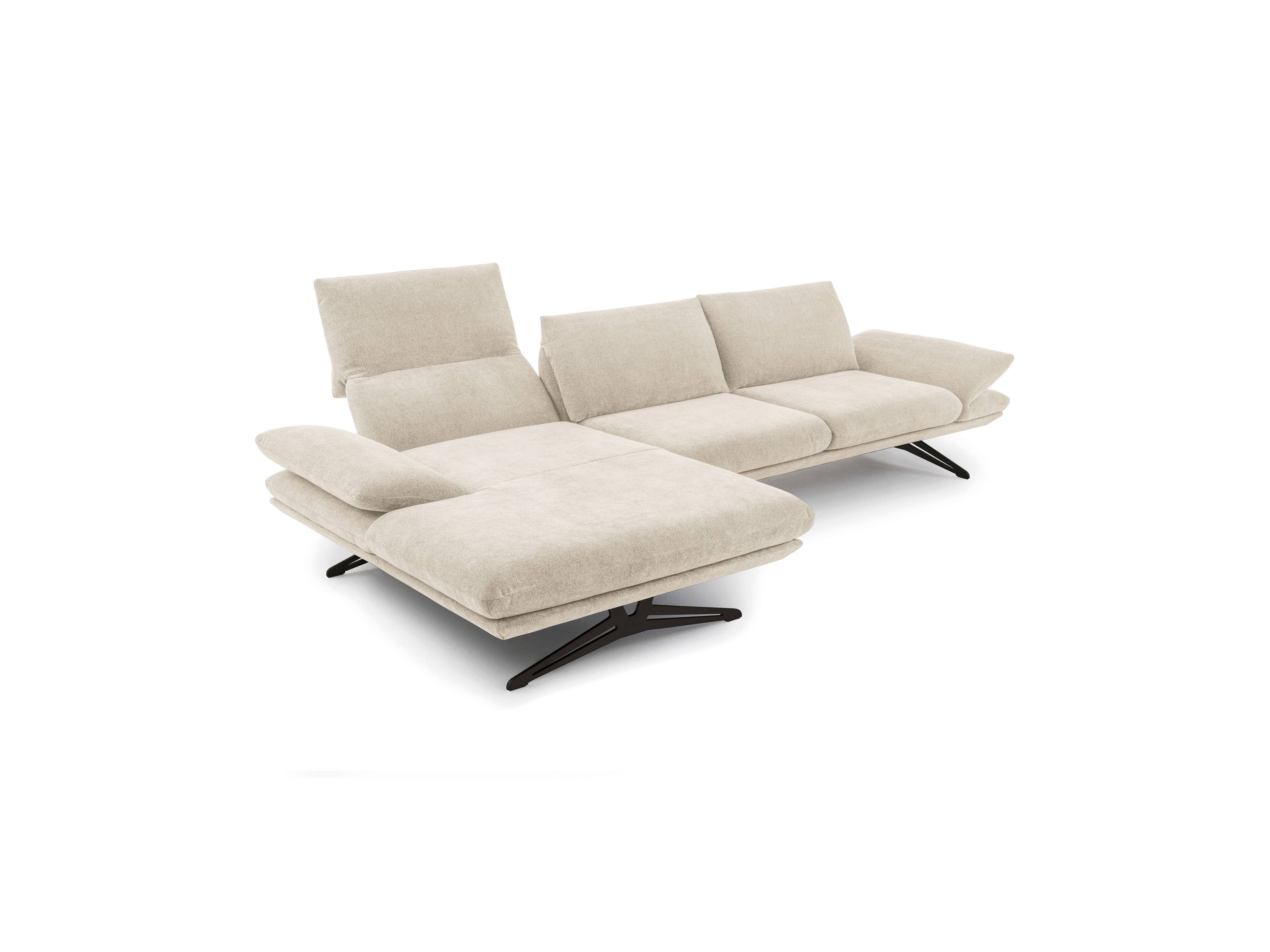 Ecksofa Livio mit beigem Stoffbezug, verstellbaren Kopfstützen und schwarzen Metallfüßen