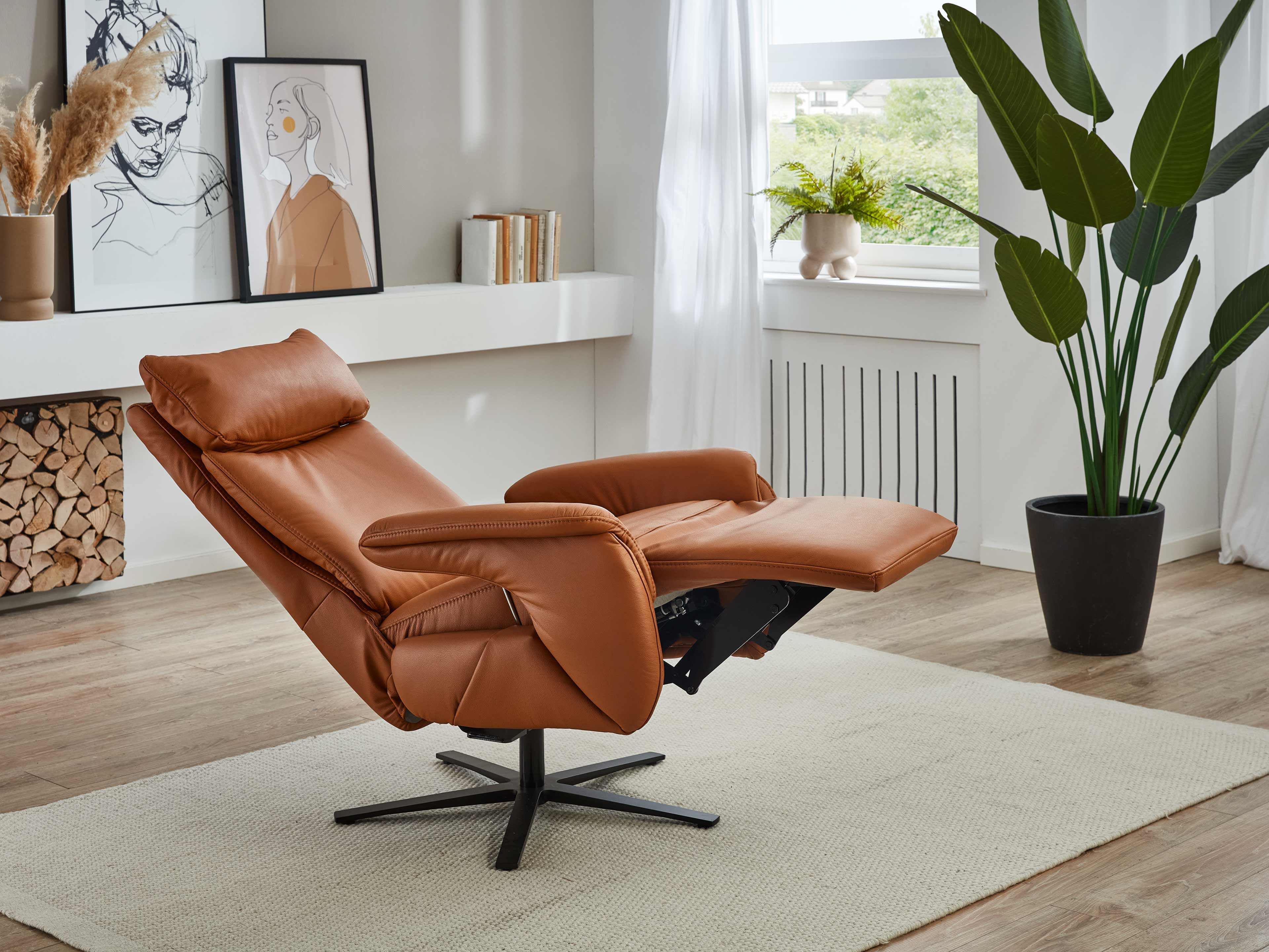 Relaxsessel Perm Lazyline – cognacfarbener Bezug, verstellbare Rückenlehne und Fußstütze, sternförmiges Metallgestell