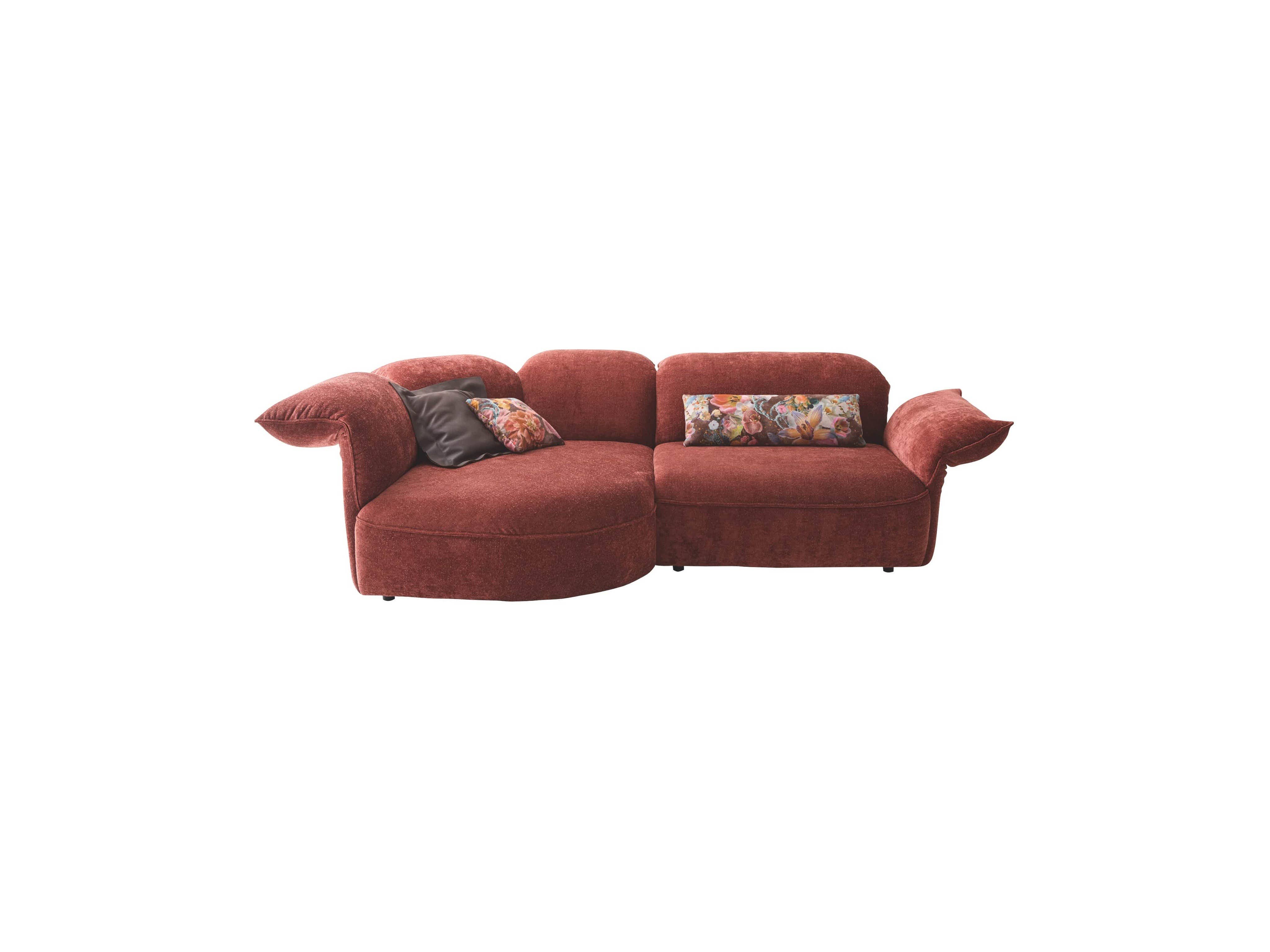 Ecksofa mit rötlichem Stoffbezug, gepolsterten Armlehnen und gemusterten Kissen, zwei Sitzflächen