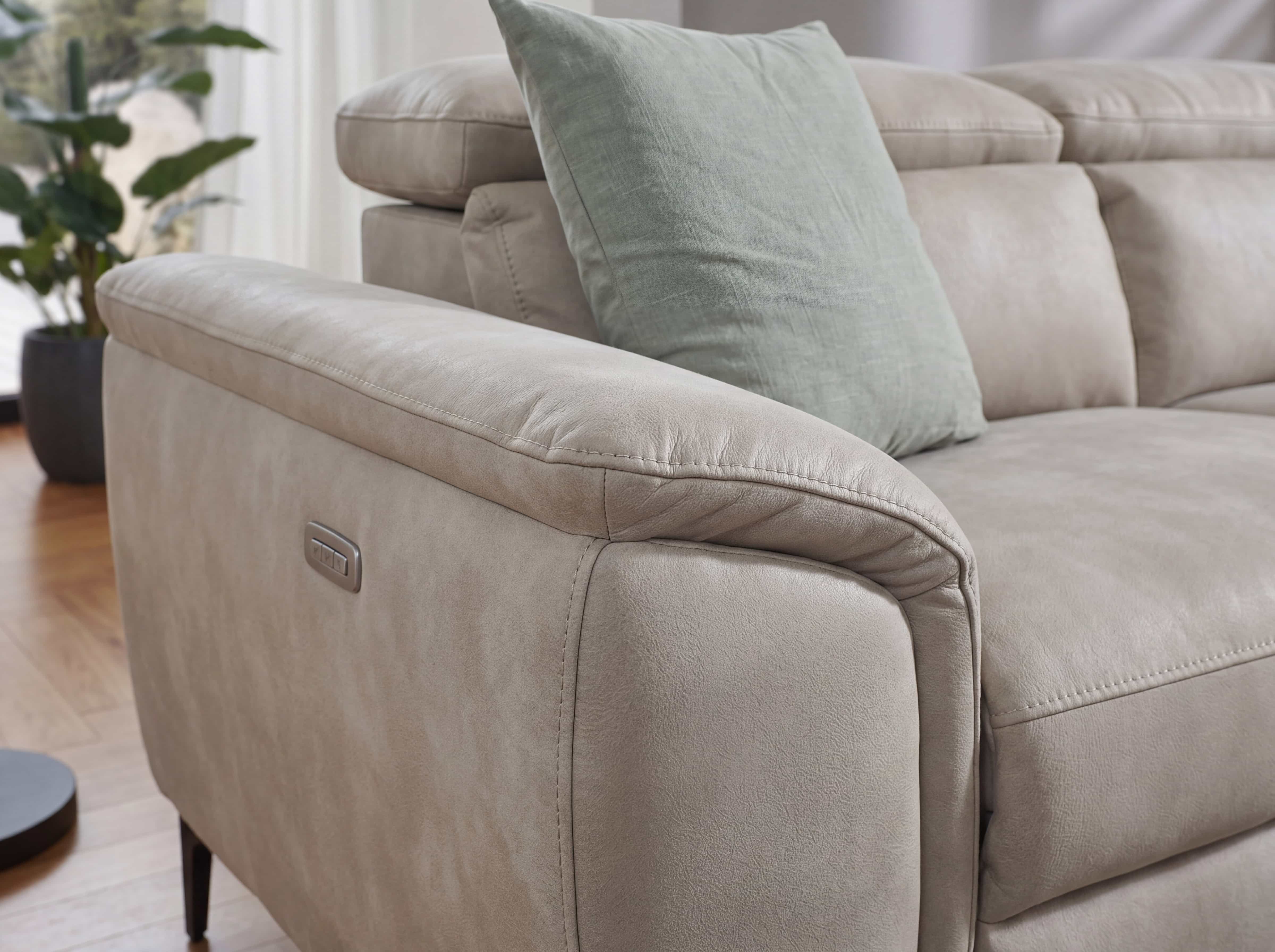Ecksofa mit beigem Lederbezug, breiter Armlehne und verstellbarer Rückenlehne, Ziernaht sichtbar