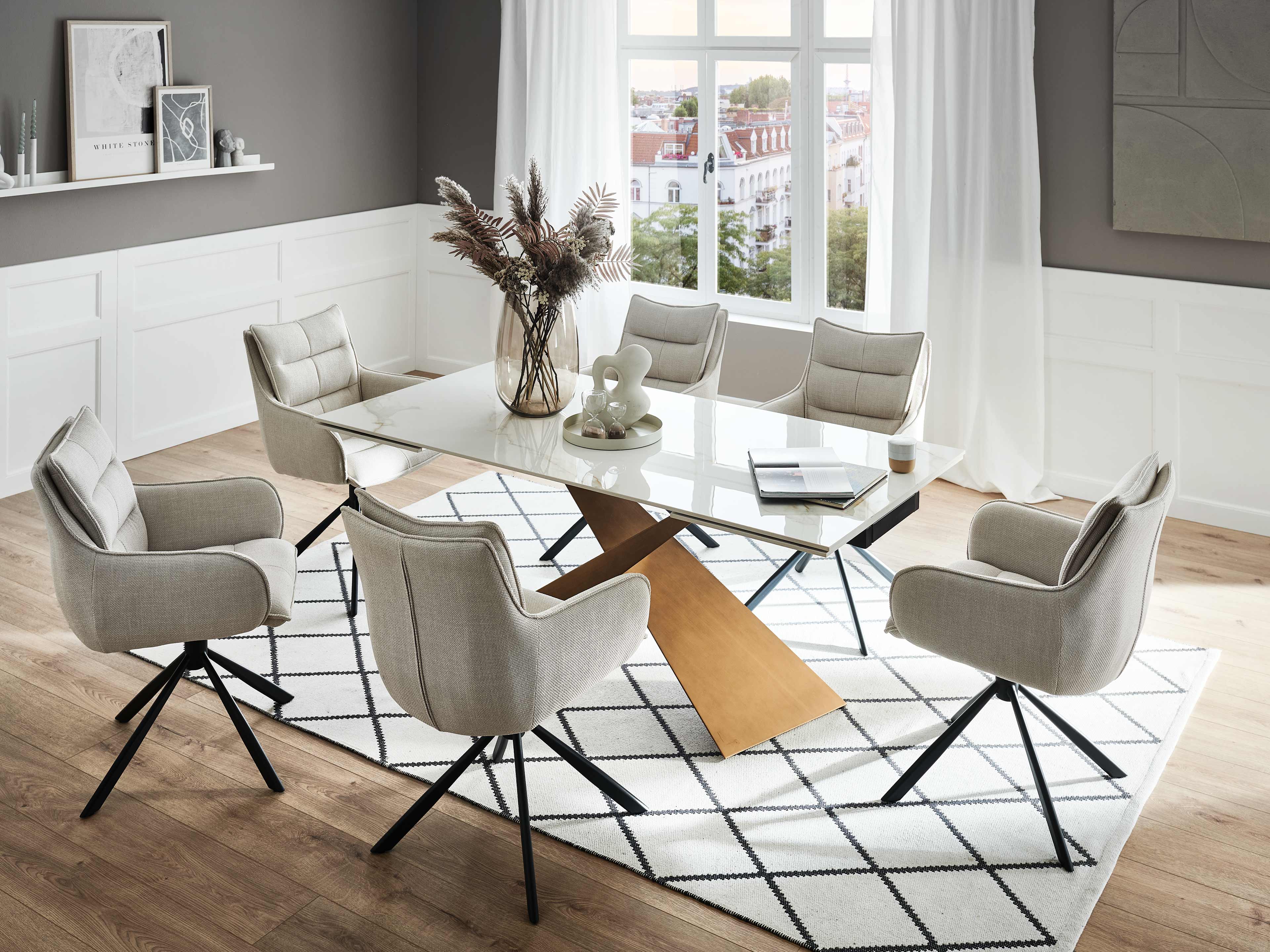 Esstisch mit rechteckiger, weißer Tischplatte, goldfarbenem Kreuzgestell und sechs gepolsterten Stühlen in Beige