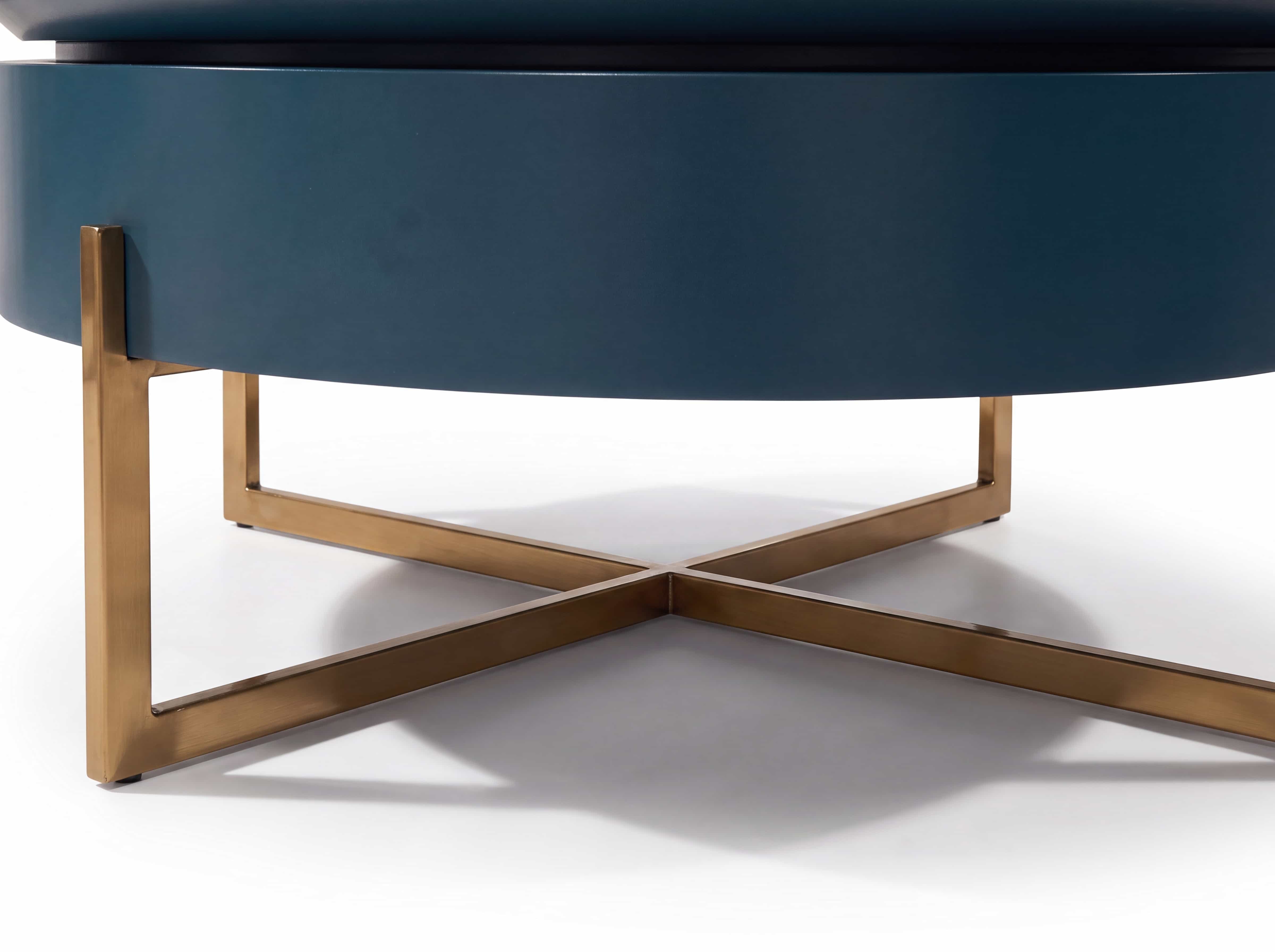 Runder Couchtisch mit blauem Korpus und goldfarbenem Metallgestell in Kreuzform