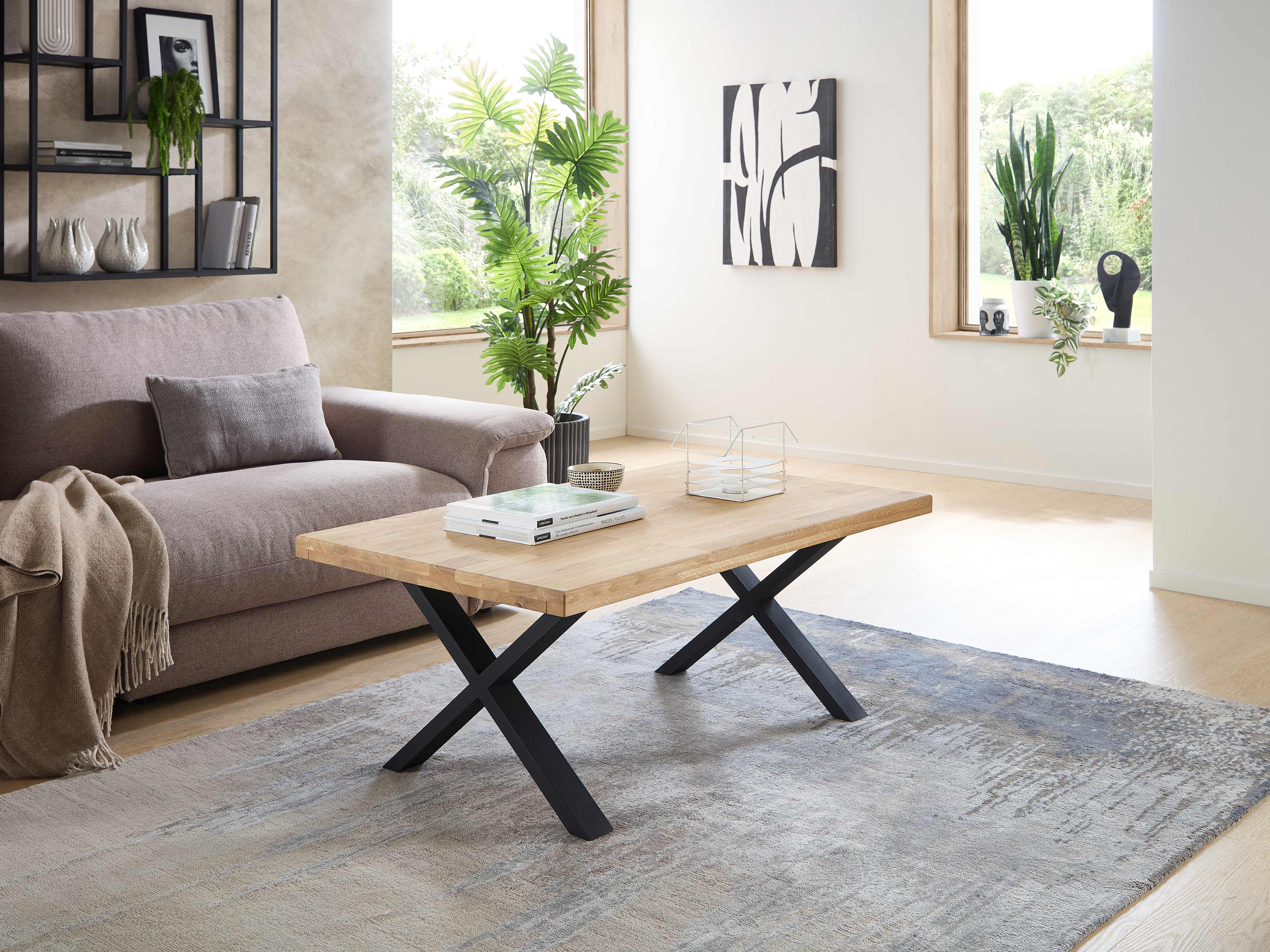 Couchtisch mit rechteckiger Holzplatte in heller Eicheoptik und schwarzem Kreuzgestell aus Metall