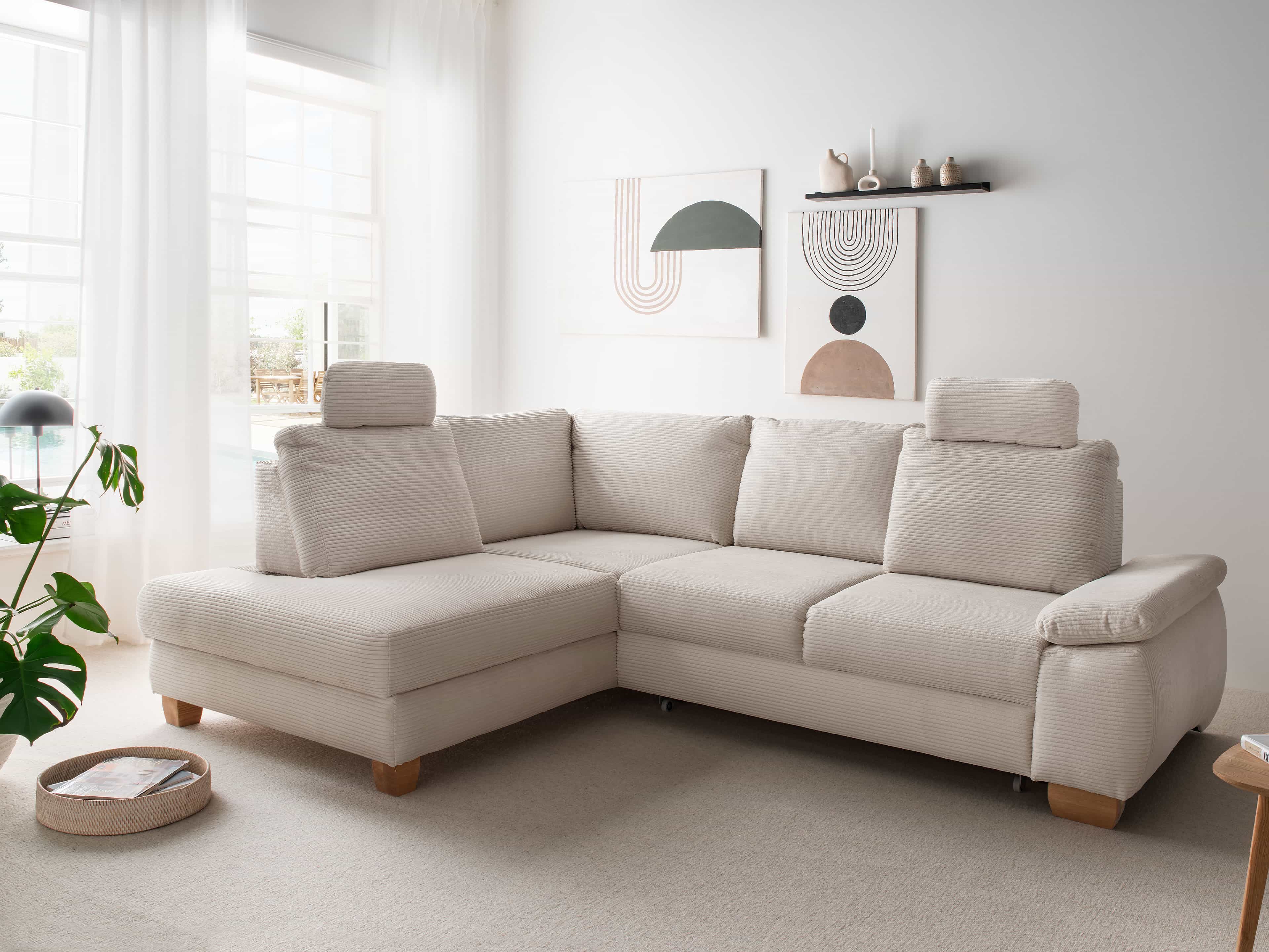 Ecksofa Kabs Polsterwelt mit beigem Cordbezug, zwei Kopfstützen, breiten Armlehnen und Holzfüßen